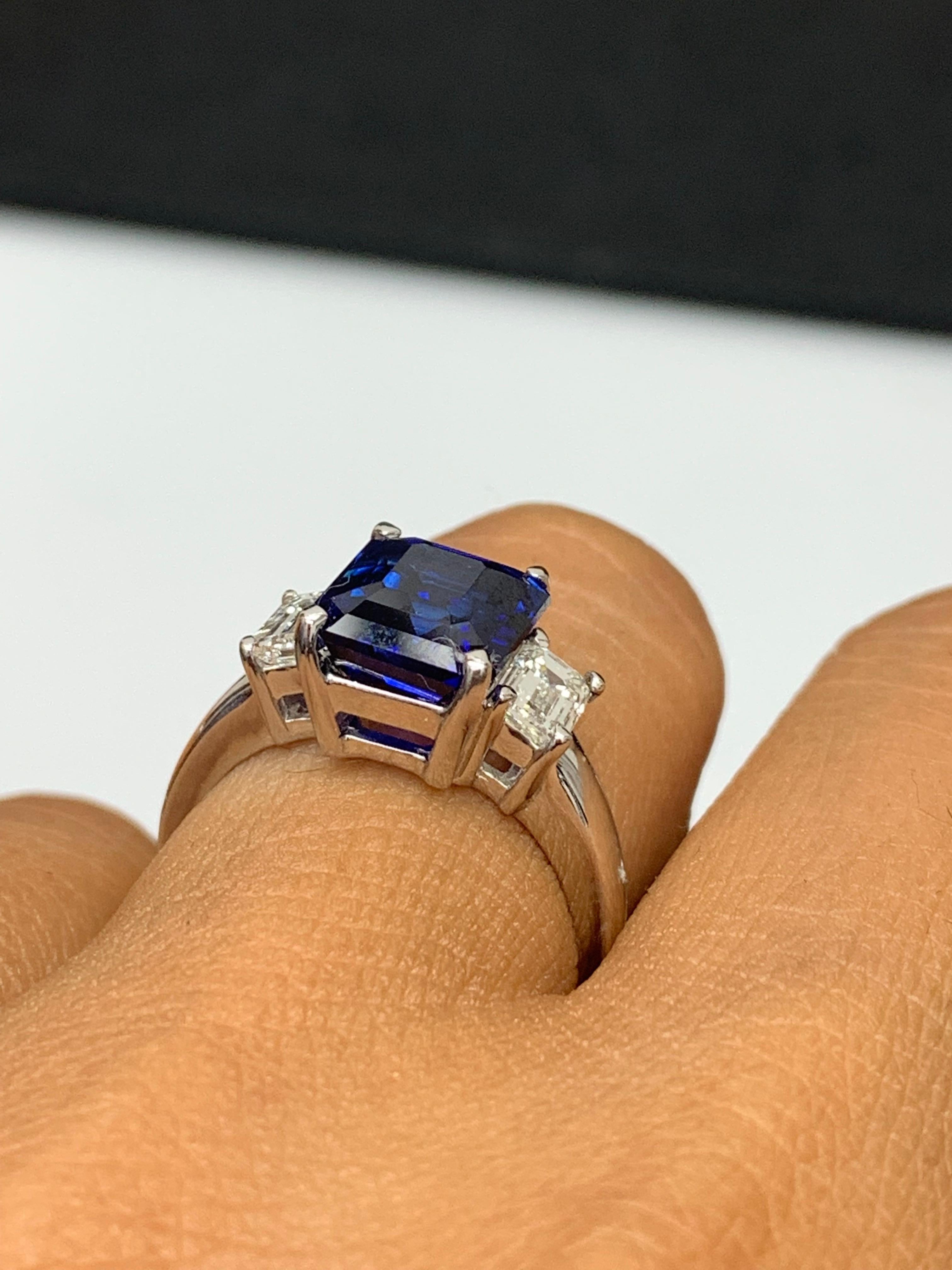 Bague de fiançailles en or blanc 14 carats 4,07 carats saphir taille émeraude et diamant Neuf - En vente à NEW YORK, NY