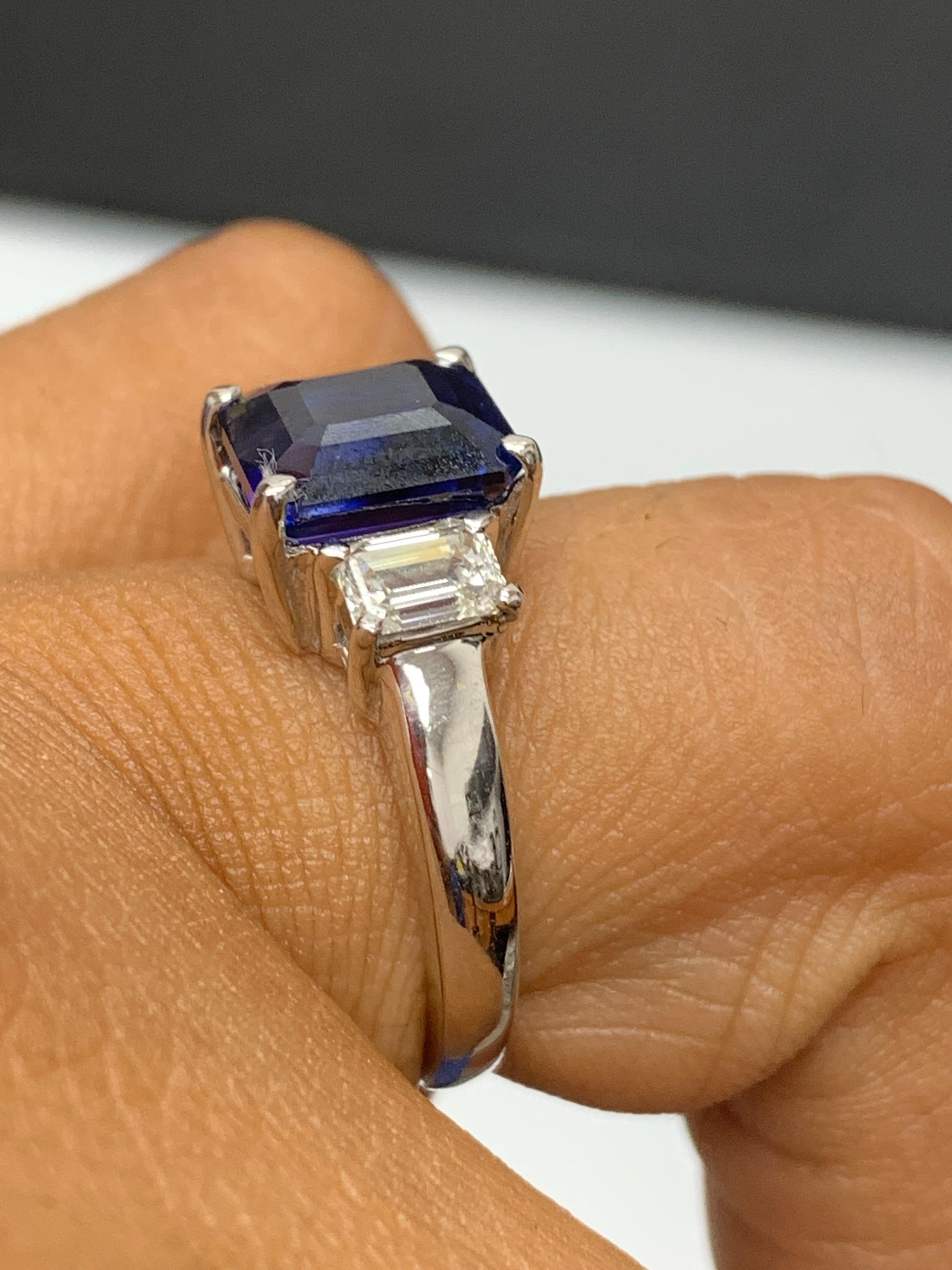 Bague de fiançailles en or blanc 14 carats 4,07 carats saphir taille émeraude et diamant en vente 1