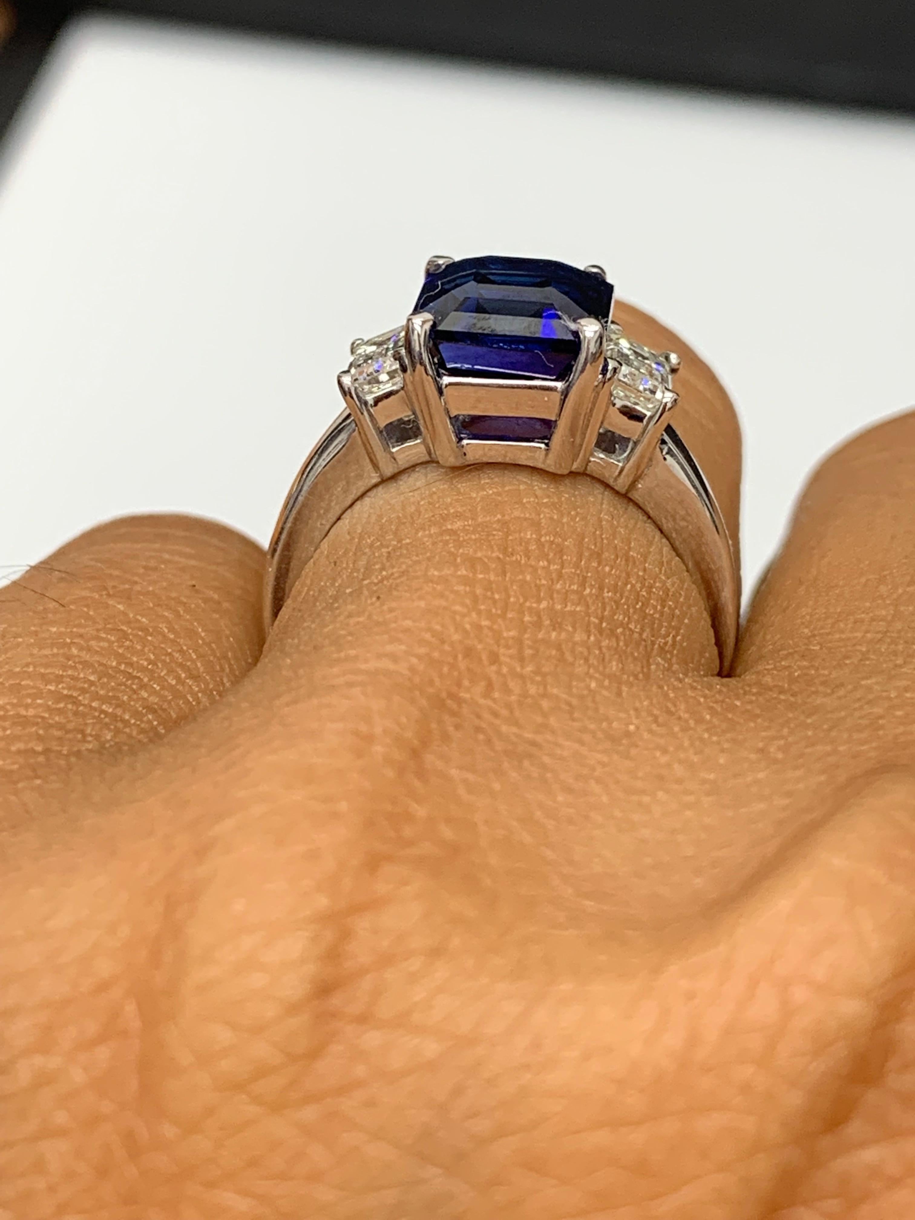 Bague de fiançailles en or blanc 14 carats 4,07 carats saphir taille émeraude et diamant en vente 2