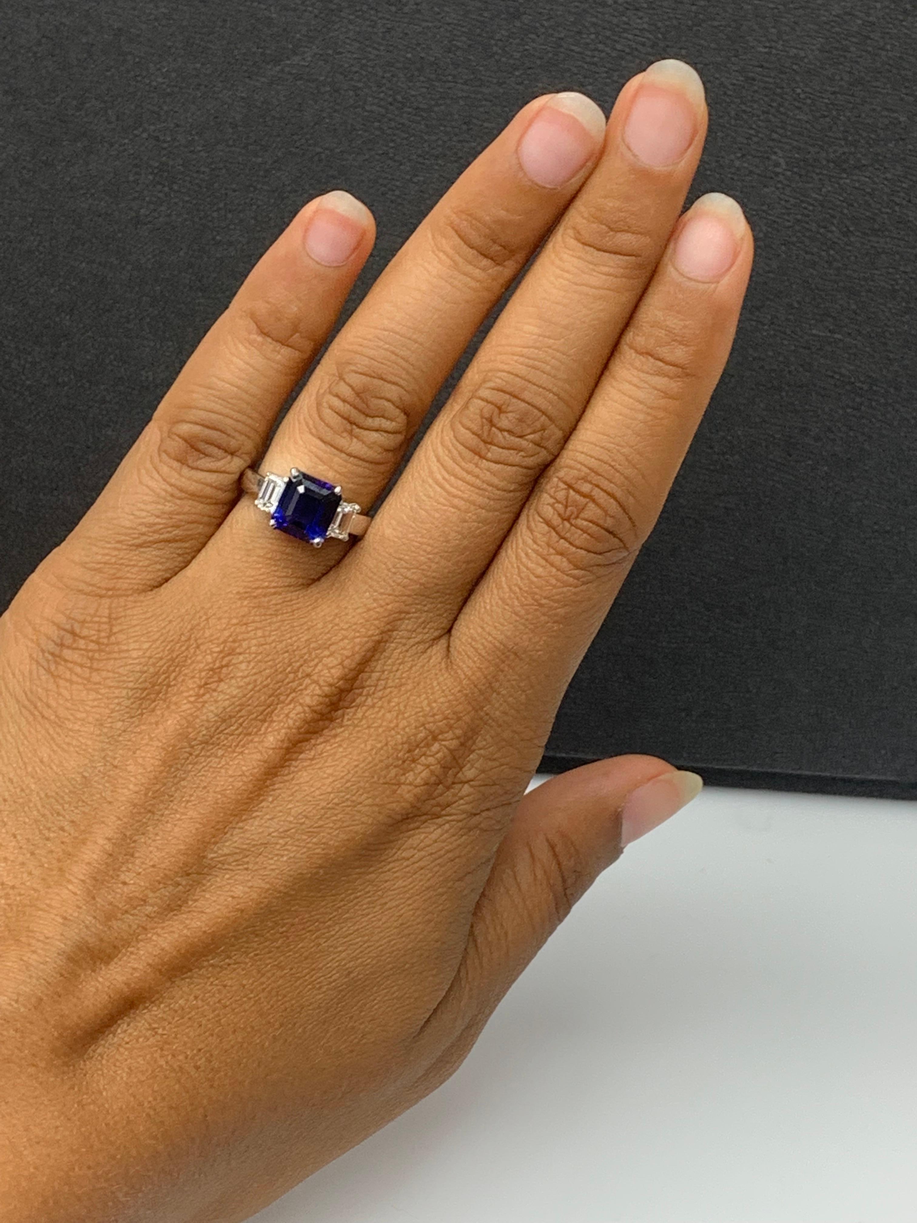 Bague de fiançailles en or blanc 14 carats 4,07 carats saphir taille émeraude et diamant en vente 3