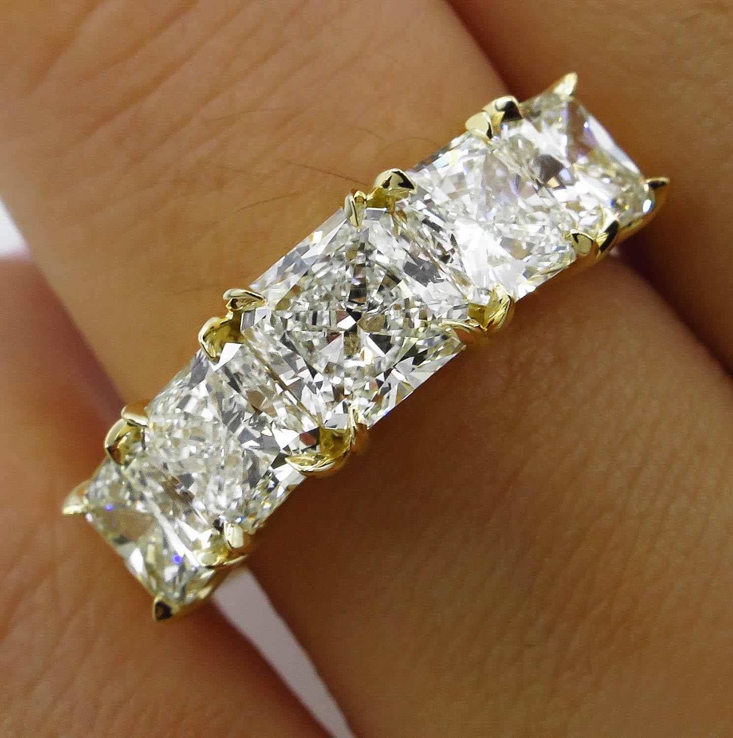 A Breathtaking Vintage HANDMADE 18k Yellow Gold (stamped) Diamond 5 Stone Engagement Wedding band ring. The Prong Set Radiant Cut Diamond is 1.03CT; GEMOLOGIC Certified in J-K color VS1-VS2 clarity (Very Clear).
It is set with 4 Large Radiant cut