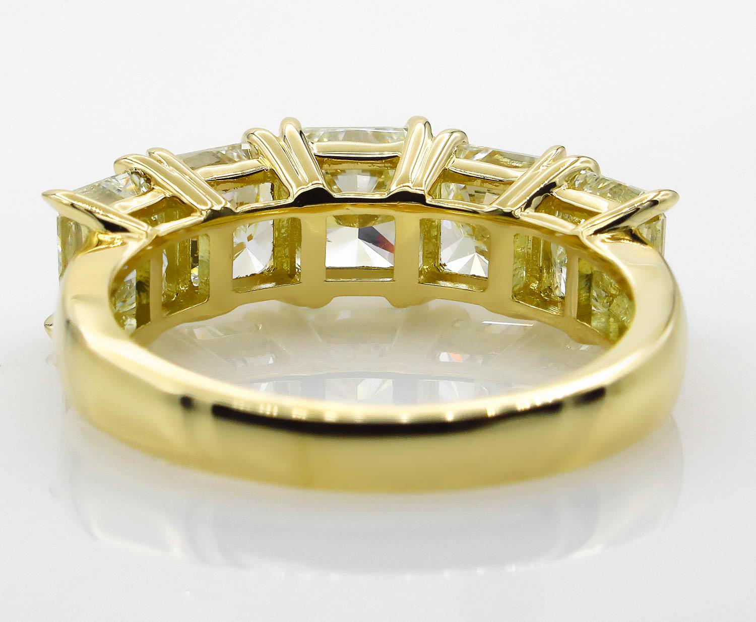 4.07 Carat Estate Vintage Radiant Diamond 5 stone Wedding Yellow Gold Ring In Good Condition In New York, NY