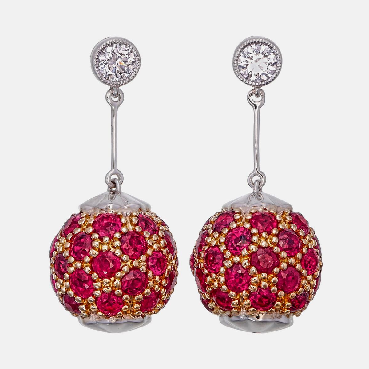 Un'elegante coppia di  rubino e diamante  Gli orecchini pendenti di REWA Jewell sono realizzati in oro bianco 18 carati.

Il gioiello è composto da  70 rubini birmani naturali, non trattati, di forma rotonda, del peso di circa 4,07 carati.

Gli
