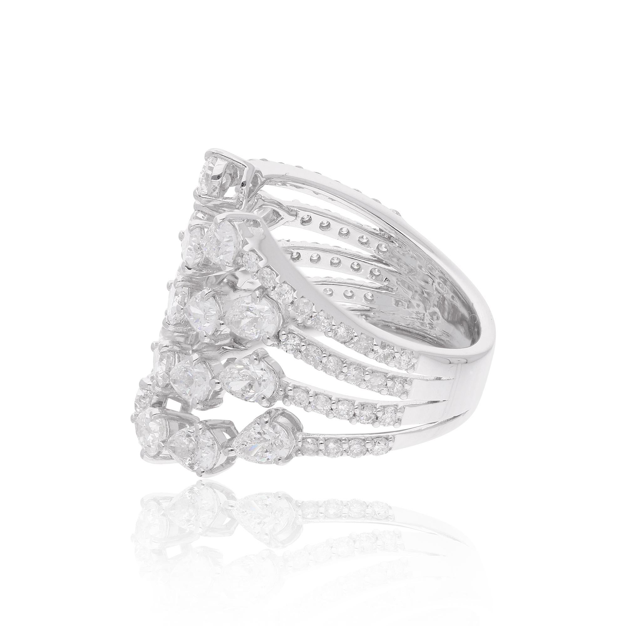 Le design de la bague de cocktail est audacieux et accrocheur, conçu pour faire une déclaration. Les éléments de conception environnants peuvent varier et peuvent inclure des diamants d'accentuation, un travail métallique complexe ou d'autres