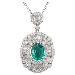 Collier pendentif en or blanc 18 carats avec émeraude de 4,07 carats et halo de diamants