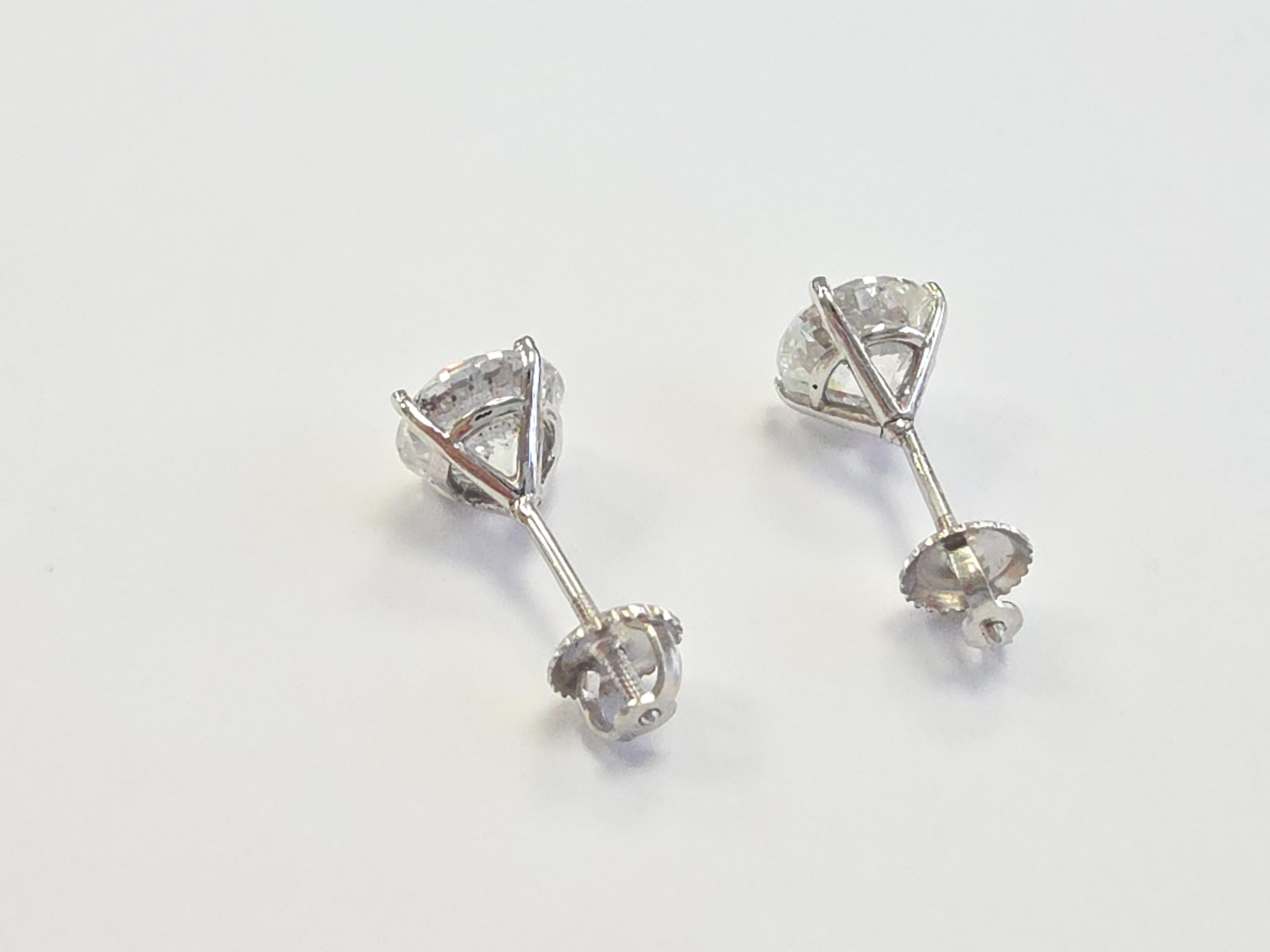 4.07 Carat Natural Diamond Round Stud Earrings in 14K White Gold

Add timeless elegance to your jewelry collection with these beautiful 4.07 -carat natural diamond stud earrings. Each earring features a brilliant round-cut diamond, weighing 2
