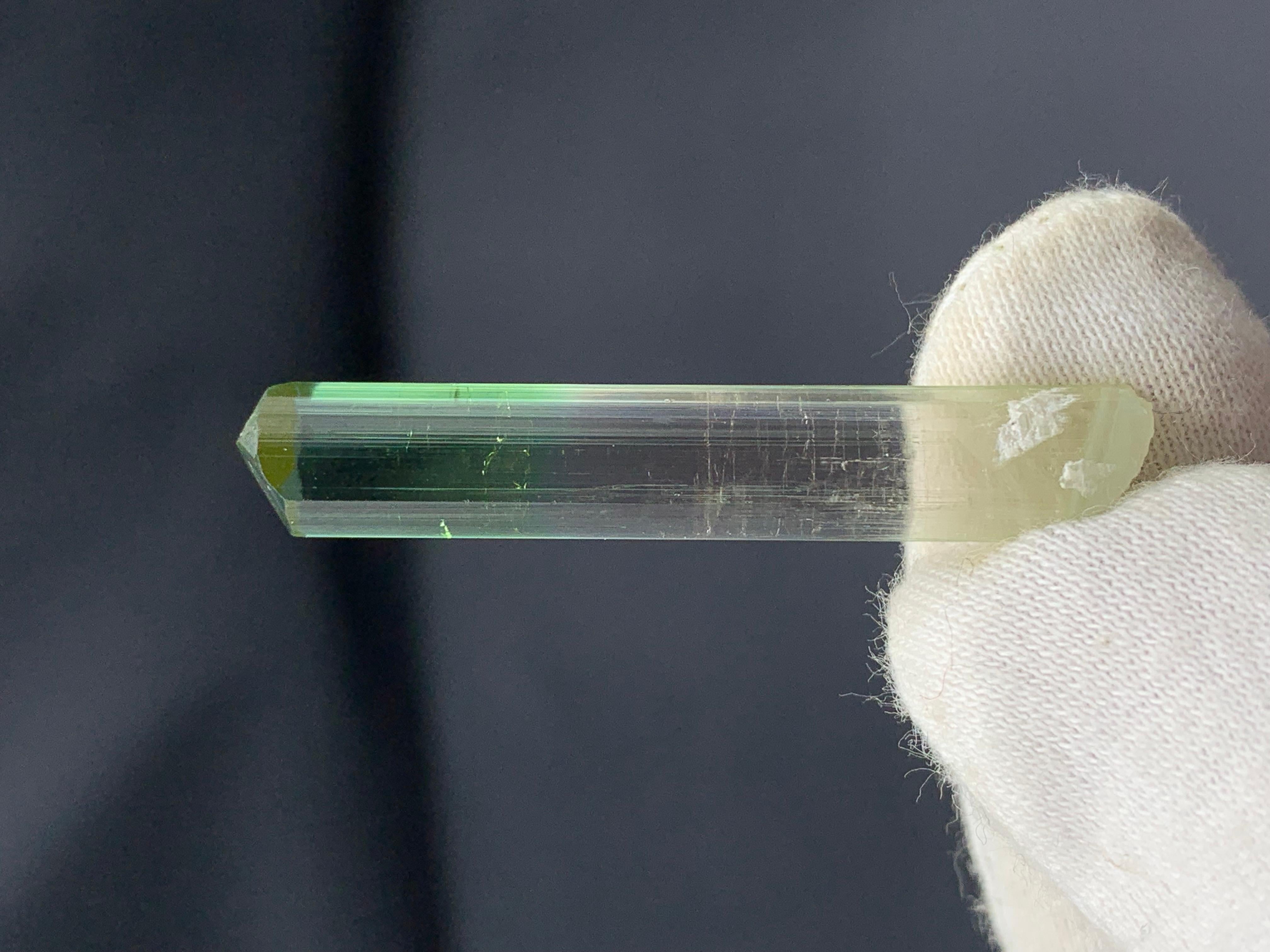 Tormalina 4,07 grammi di grazioso cristallo naturale di tormalina bi-colore in vendita