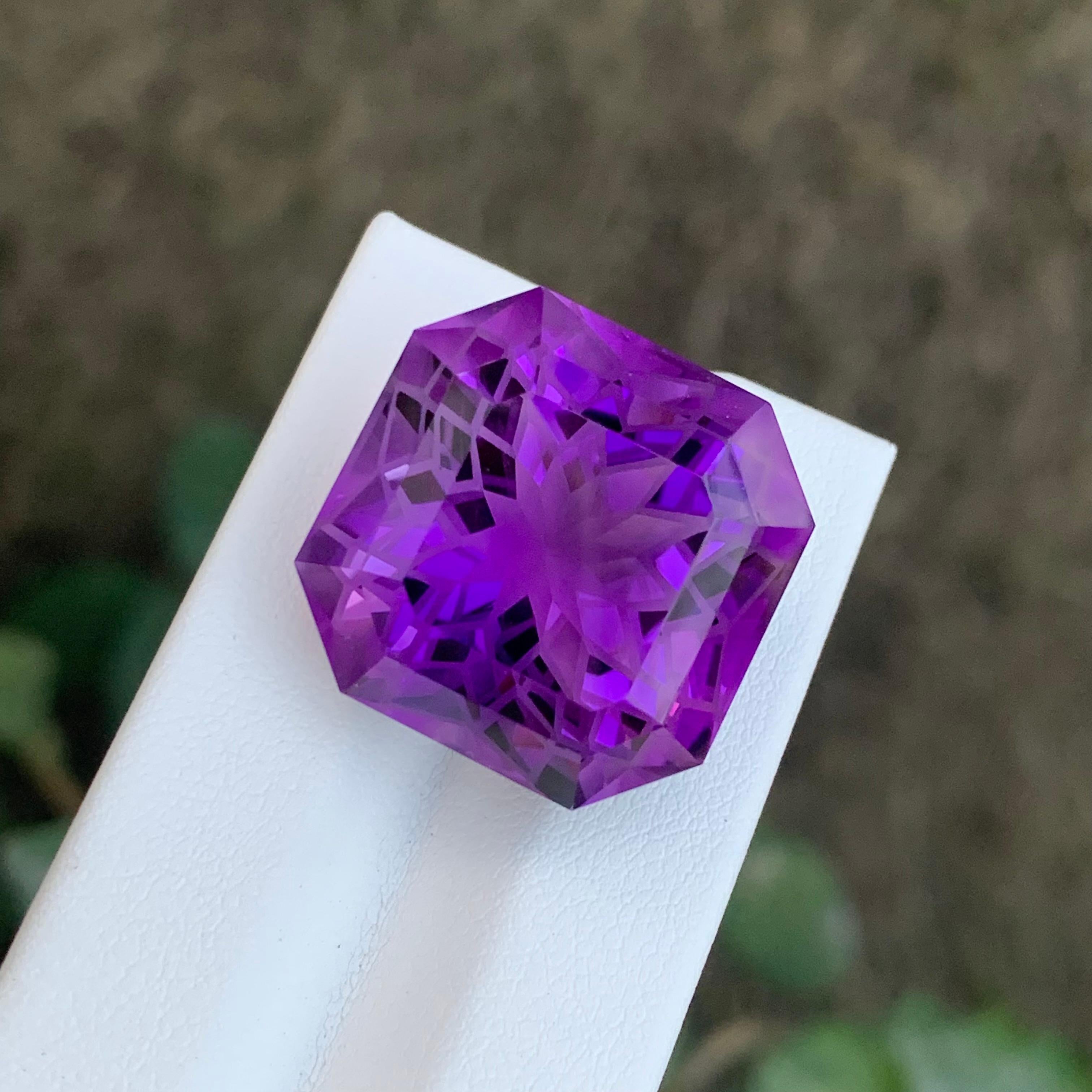 Pierre : Améthyste

Poids : 40.70 Carats
Dimension : 20 x 20 x 15,8 mm
Origine : Brésil
Forme : Coussin carré 
Couleur : violet
Traitement : Non
Certificat : Sur demande du client

L'améthyste, une étonnante variété de quartz violet, est connue non