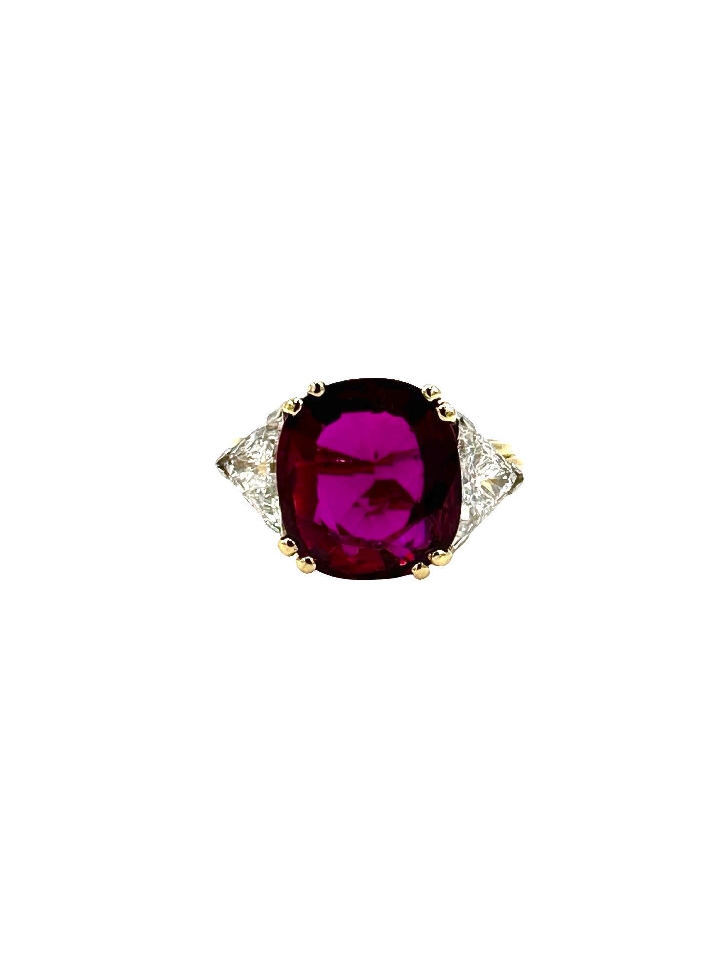 Témoignage frappant d'une élégance intemporelle, cette luxueuse bague est ornée en son cœur d'un rubis thaïlandais de 4,08 carats de taille coussin.  Le rubis présente une riche et profonde teinte cramoisie - une caractéristique des pierres