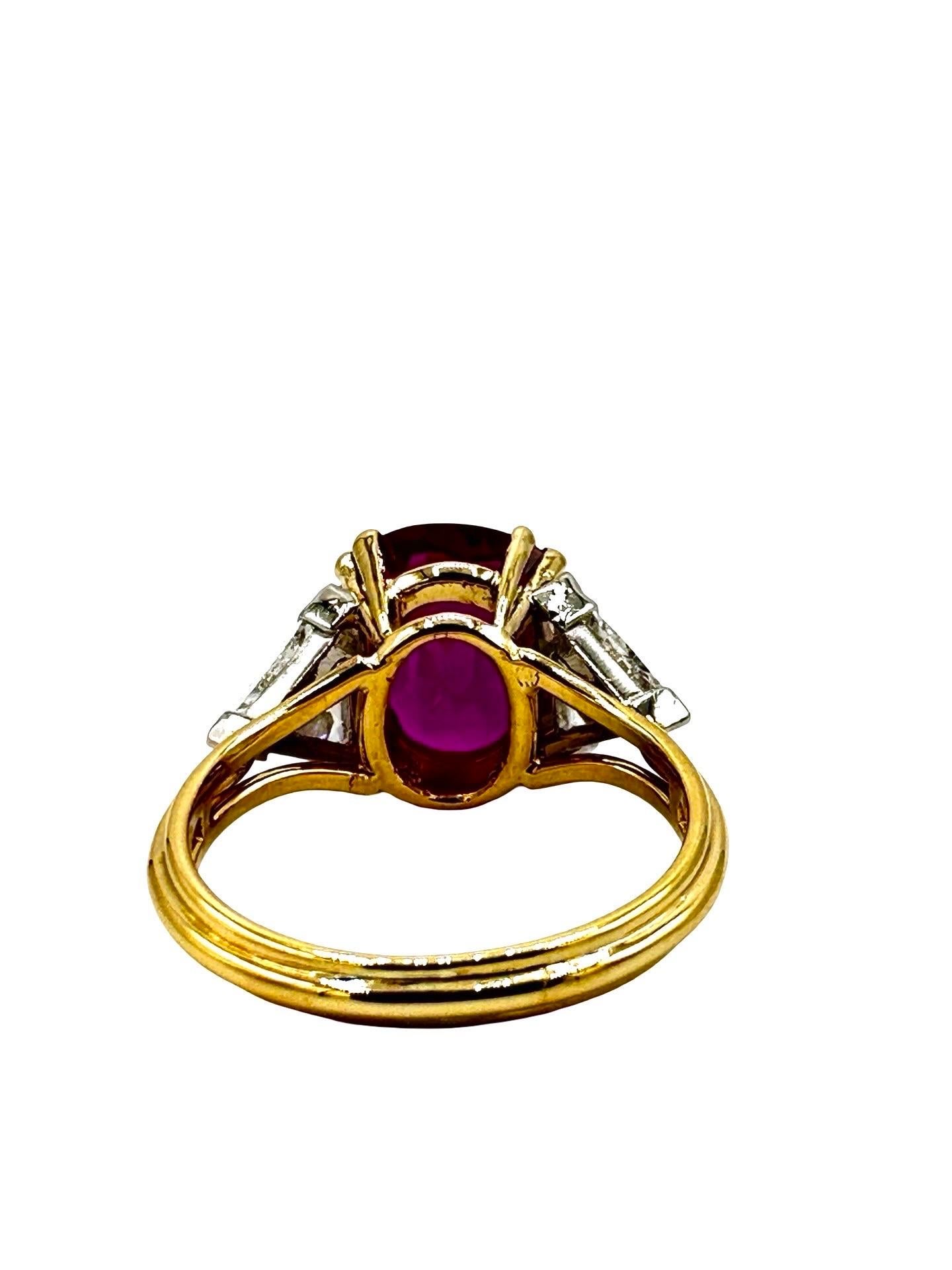 Bague thaïlandaise de 4,08 carats de rubis coussin et de diamants taillés en brillant en vente 2