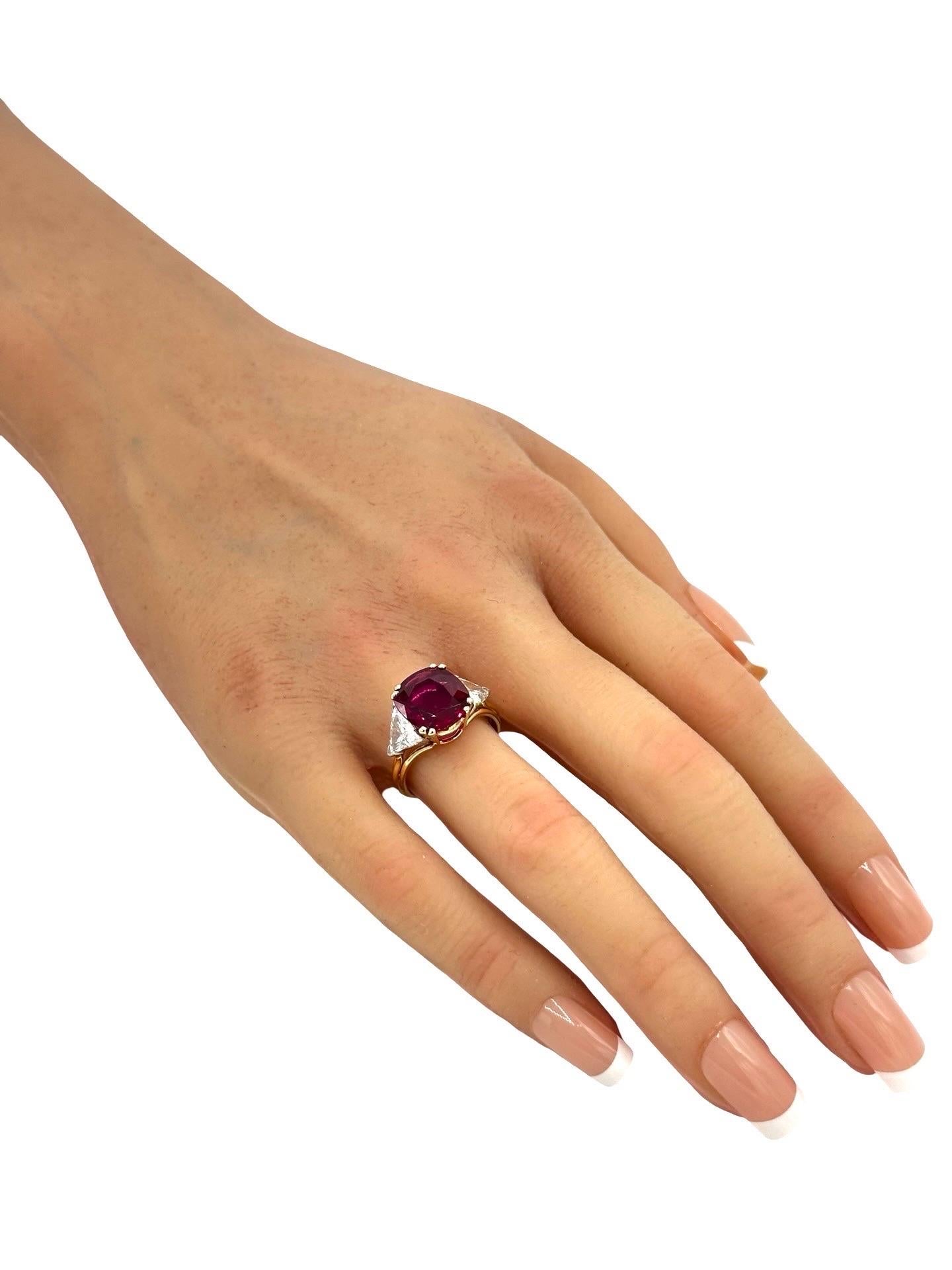 Bague thaïlandaise de 4,08 carats de rubis coussin et de diamants taillés en brillant en vente 3