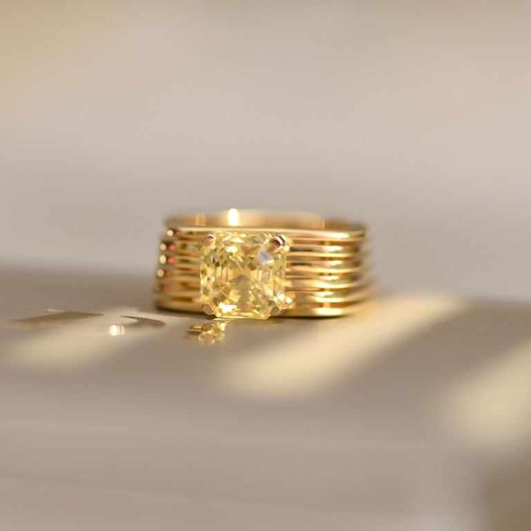 Radiant Cut 4,08 Carat Natural Yellow Sapphire 18 Karat Yellow Gold Ring 