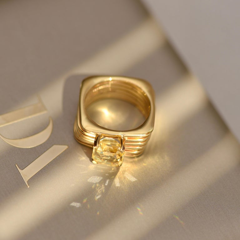 Women's or Men's 4,08 Carat Natural Yellow Sapphire 18 Karat Yellow Gold Ring 