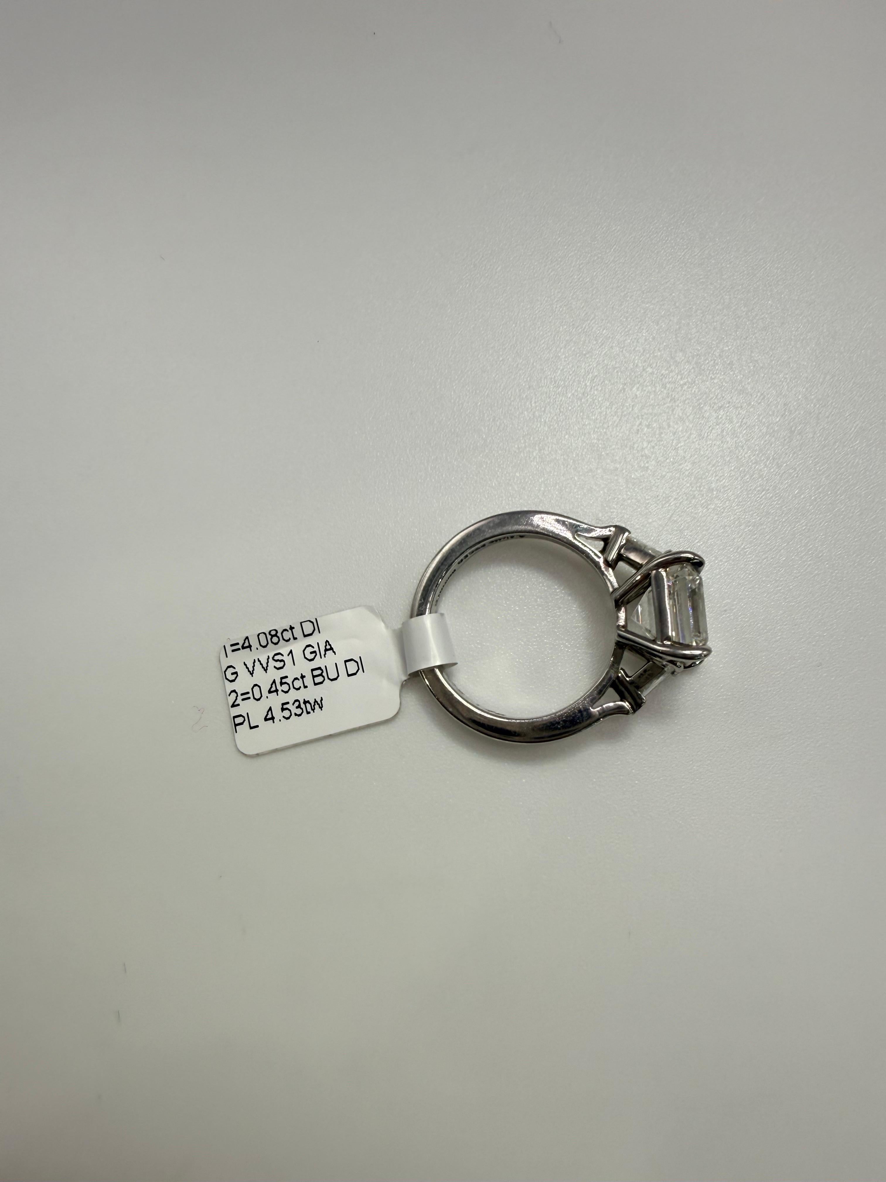 Verlobungsring aus Platin,  ein Zentrum von 4,08 Karat VVS1 in Klarheit und G Farbe, der Stein ist atemberaubend, begleitet von zwei Diamanten auf jeder Seite. Größe 6 und kann in der Größe verändert werden, GIA wird auf Anfrage zur Verfügung