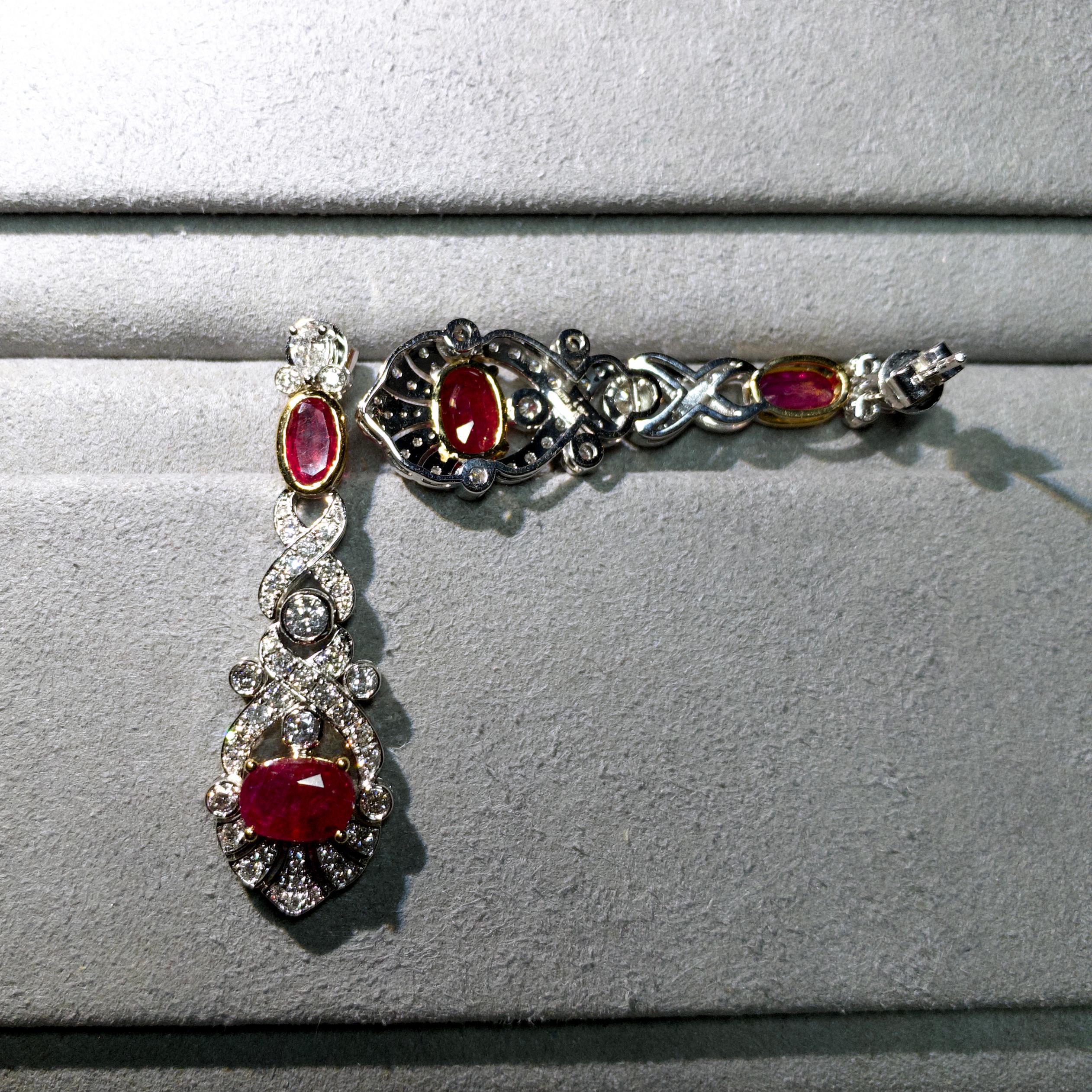 Rubin- und Diamant-Ohrring im Vintage-Stil aus 18 Karat Weiß- und Gelbgold. Auf der Bescheinigung wurde angegeben, dass der Rubin aus Birma stammt, ohne dass die Erhitzung angegeben wurde. Die Rubine sind von leuchtend roter Farbe, die in der