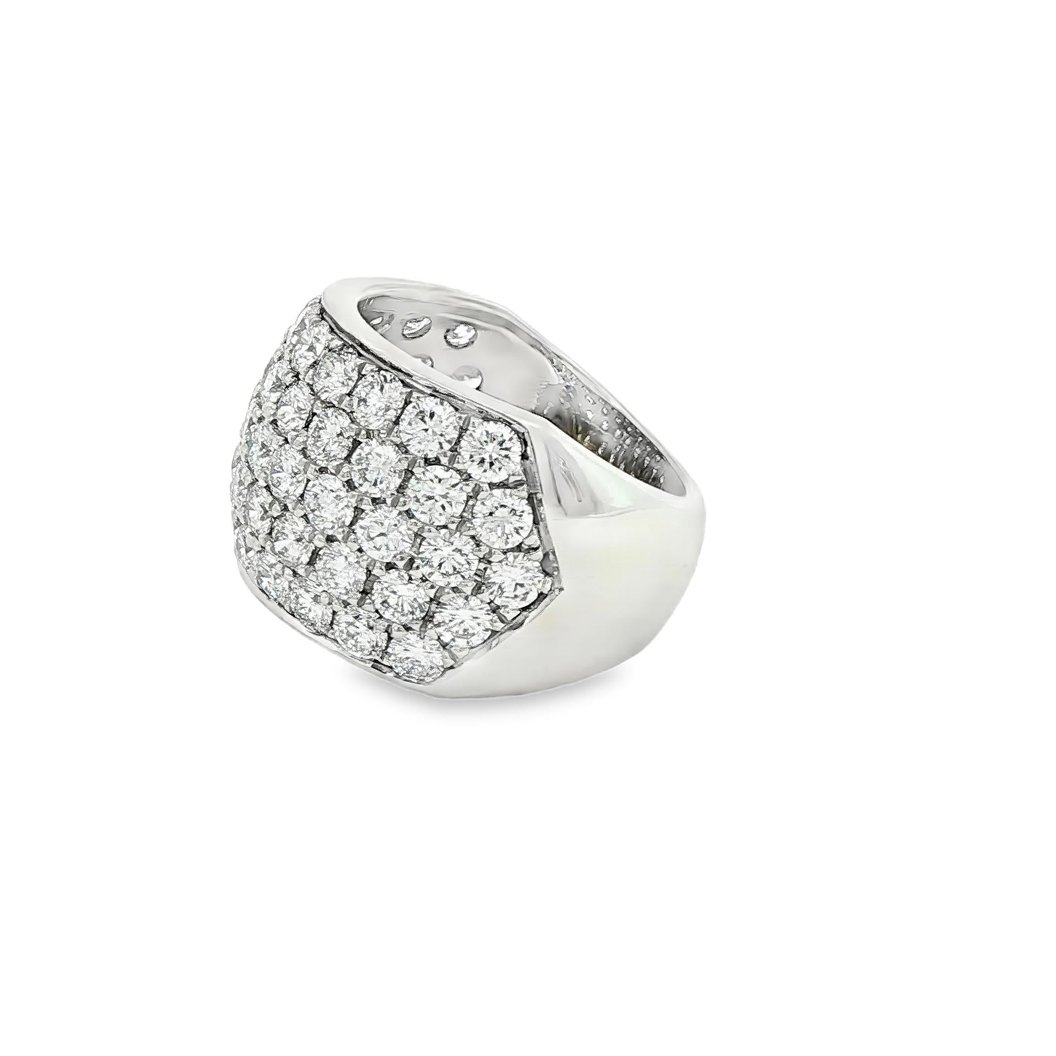 Ce large bracelet pavé de diamants en platine présente cinquante-neuf diamants ronds de taille brillant pesant 4,09ct. de couleur G et de pureté VS.  Cette pièce d'apparat est un trésor intemporel, parfait pour ajouter une touche de luxe à n'importe