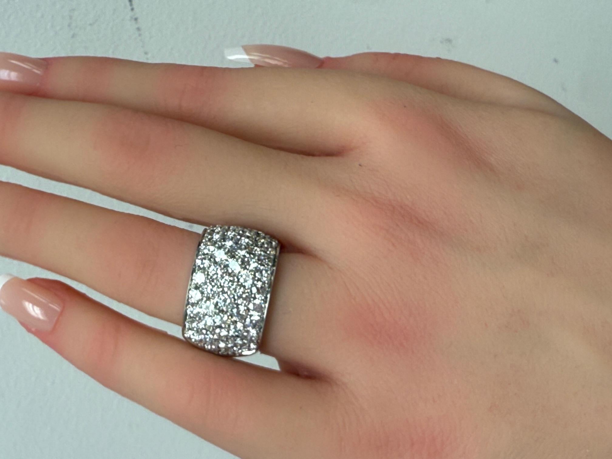 4.08ct.  Bracelet diamant pavé en platine en vente 5