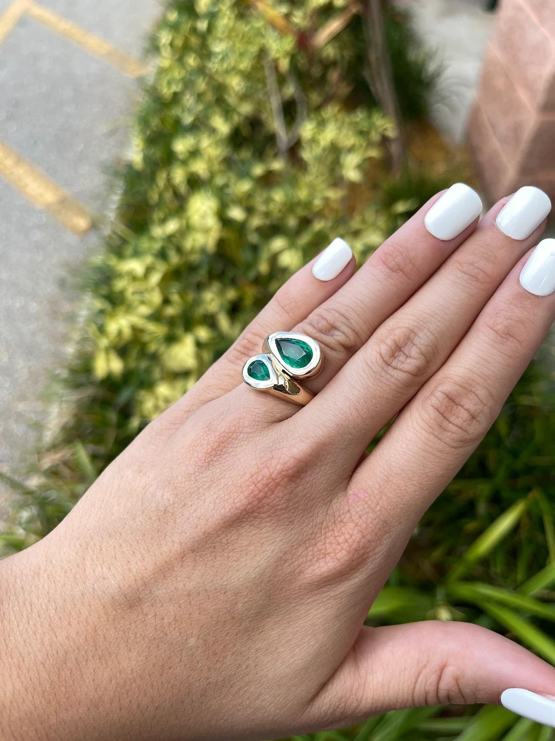 Taglio a goccia 4,08tcw Greene & Greene Dark Drop Emerald Bypass Two Stone Bezel Statement Ring 14K in vendita
