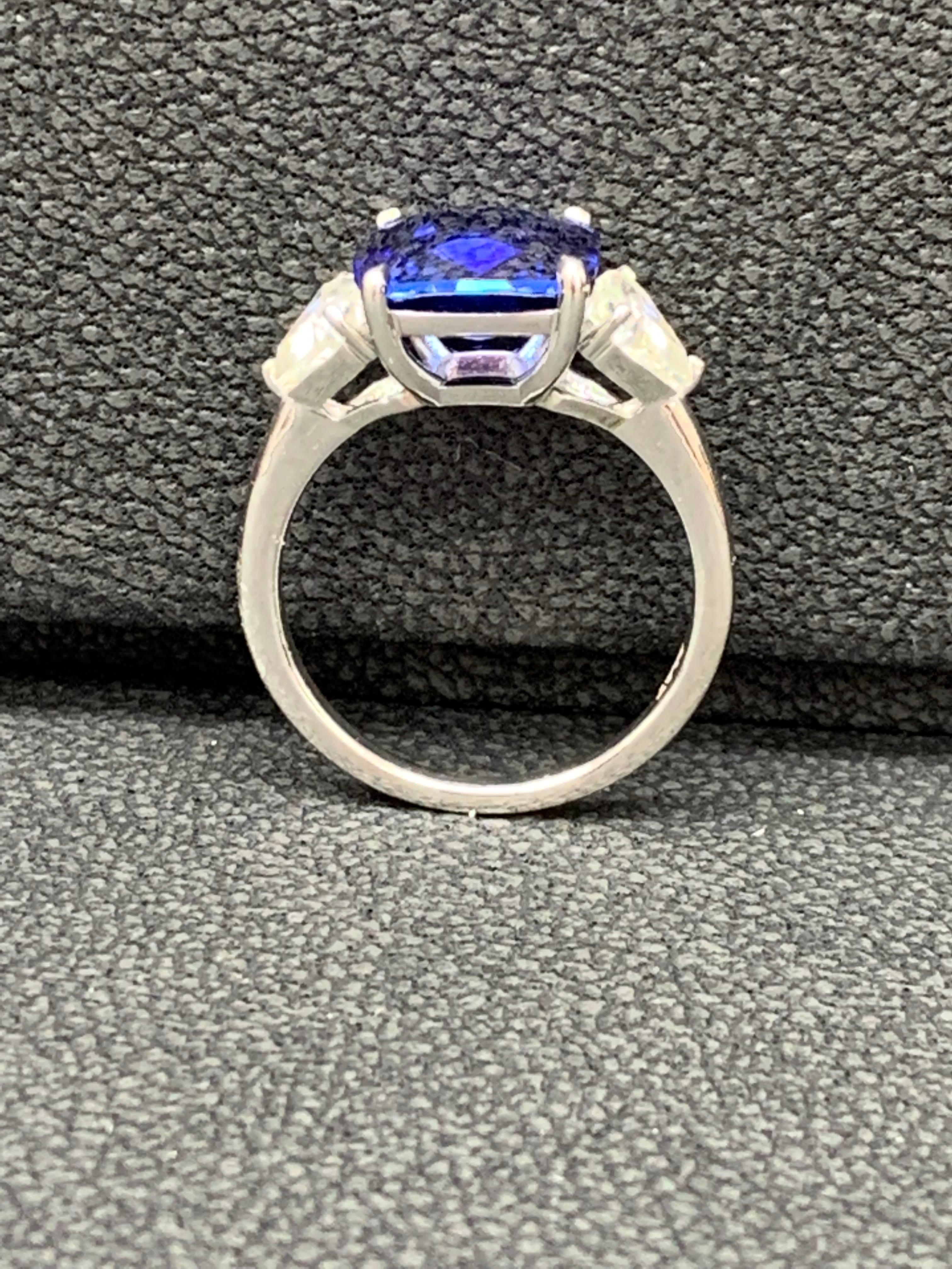 Anillo de compromiso de tres piedras en platino con zafiro azul y diamantes de 4.09 quilates en venta 4