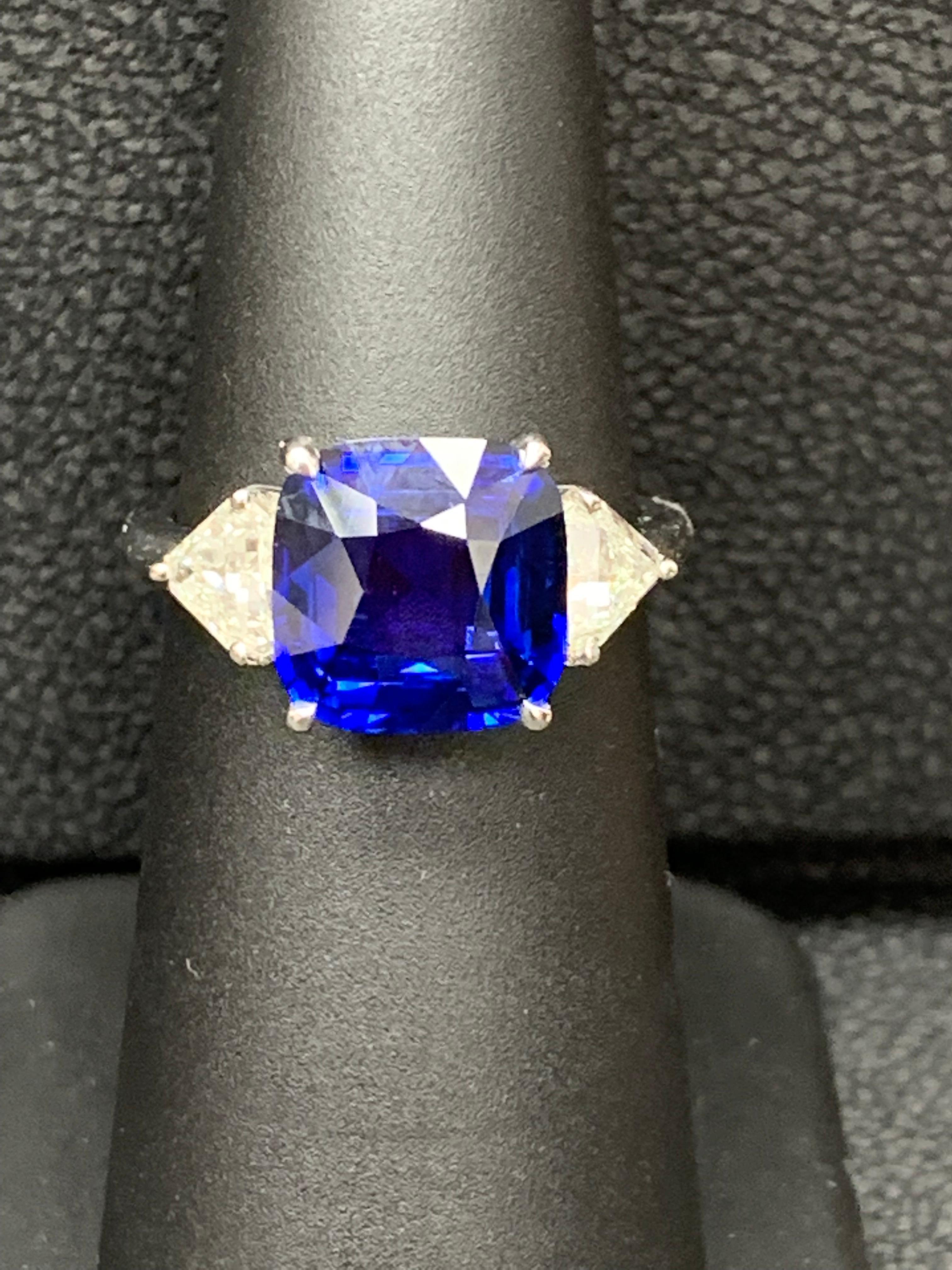 Anillo de compromiso de tres piedras en platino con zafiro azul y diamantes de 4.09 quilates en Nuevo estado para la venta en NEW YORK, NY