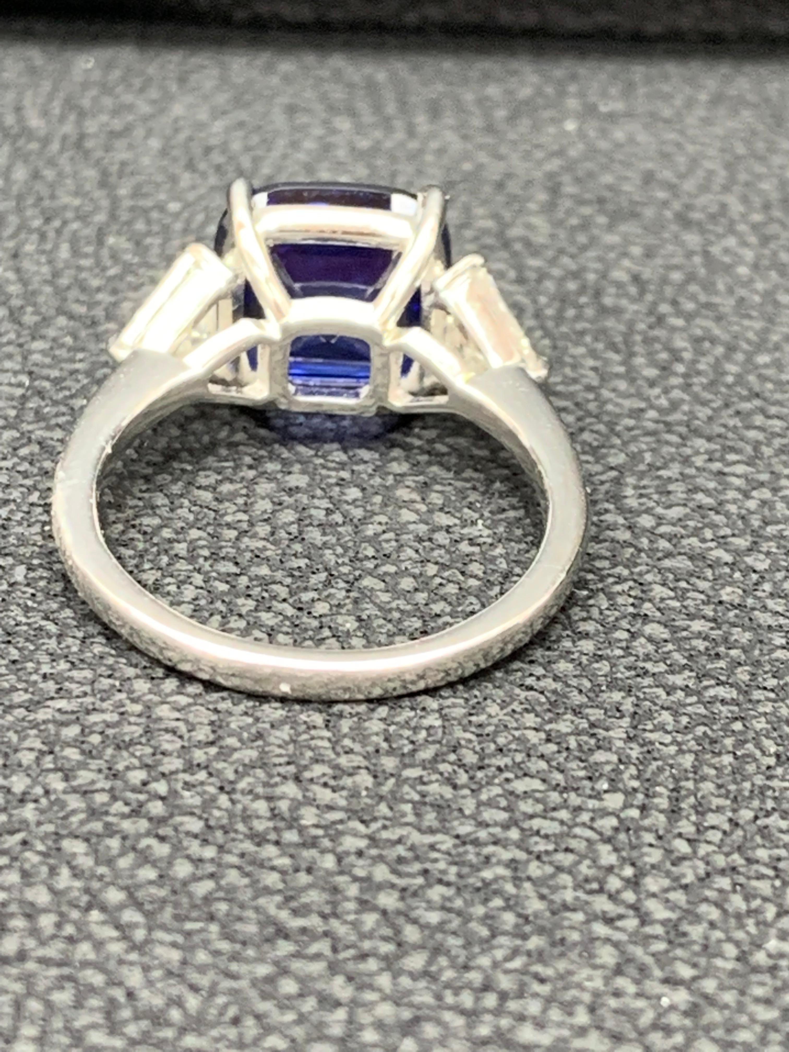 Anillo de compromiso de tres piedras en platino con zafiro azul y diamantes de 4.09 quilates en venta 3