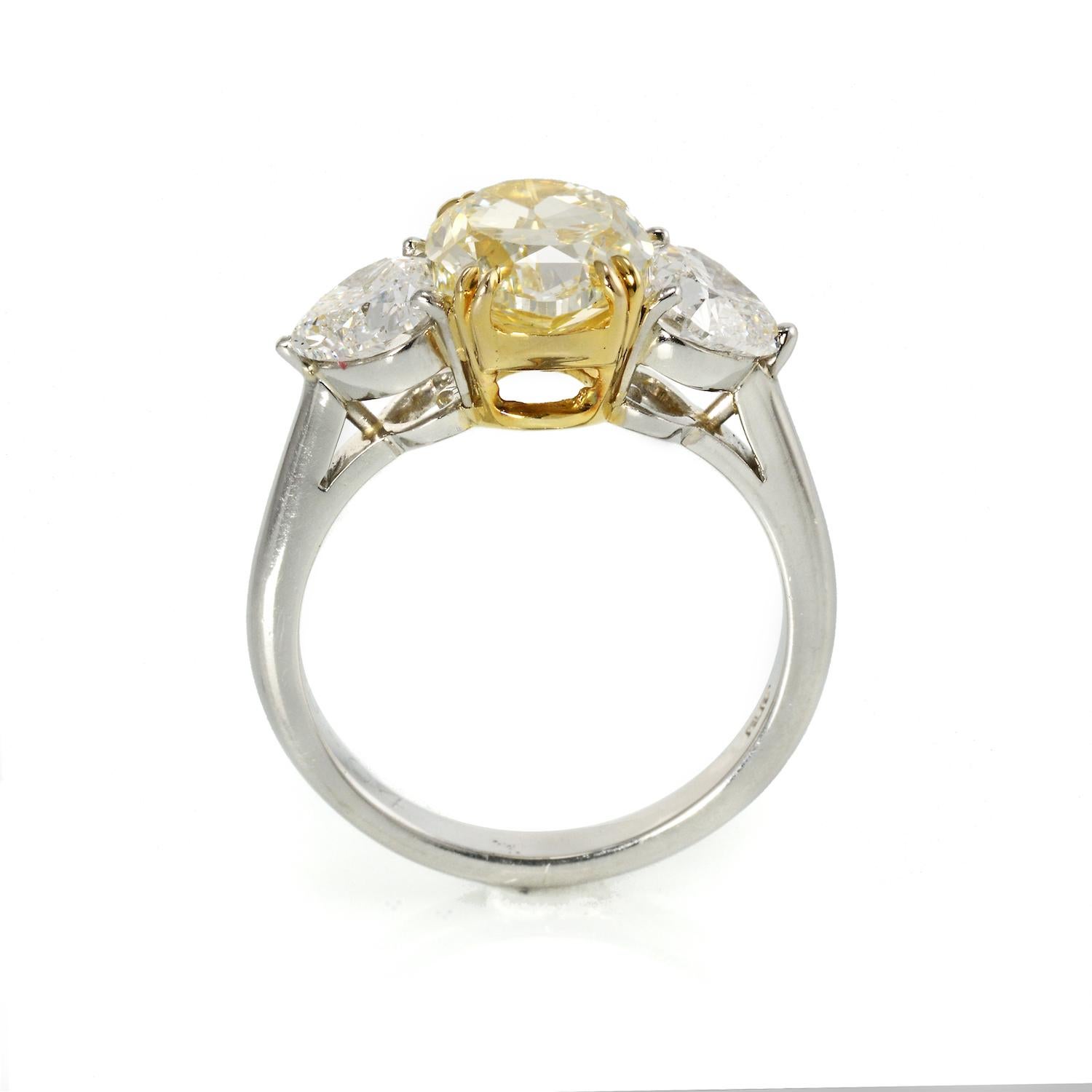 Moderne Bague de fiançailles à trois pierres en diamant de 4,09 carats, taille ovale, de couleur jaune fantaisie en vente