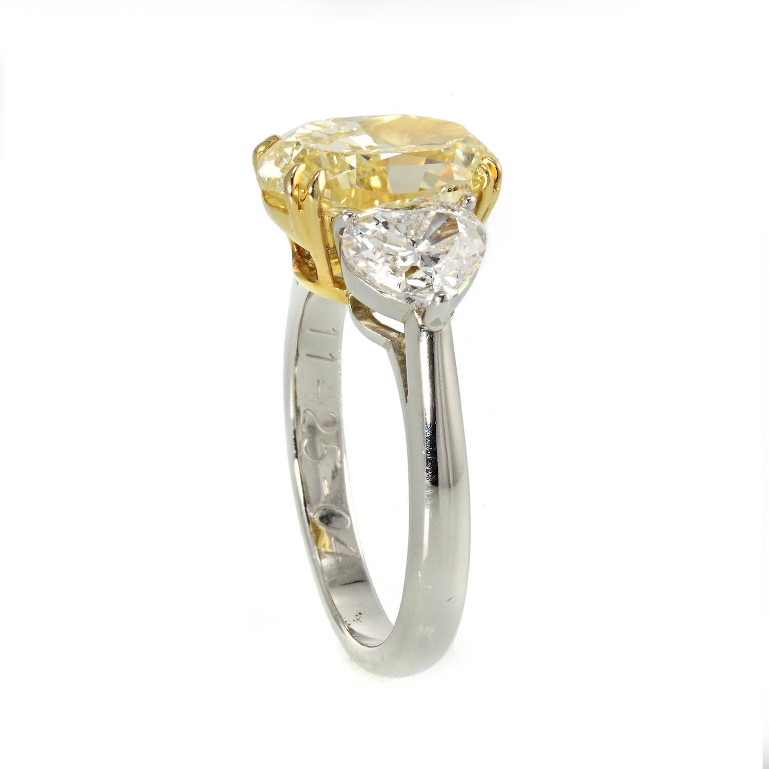 Taille ovale Bague de fiançailles à trois pierres en diamant de 4,09 carats, taille ovale, de couleur jaune fantaisie en vente