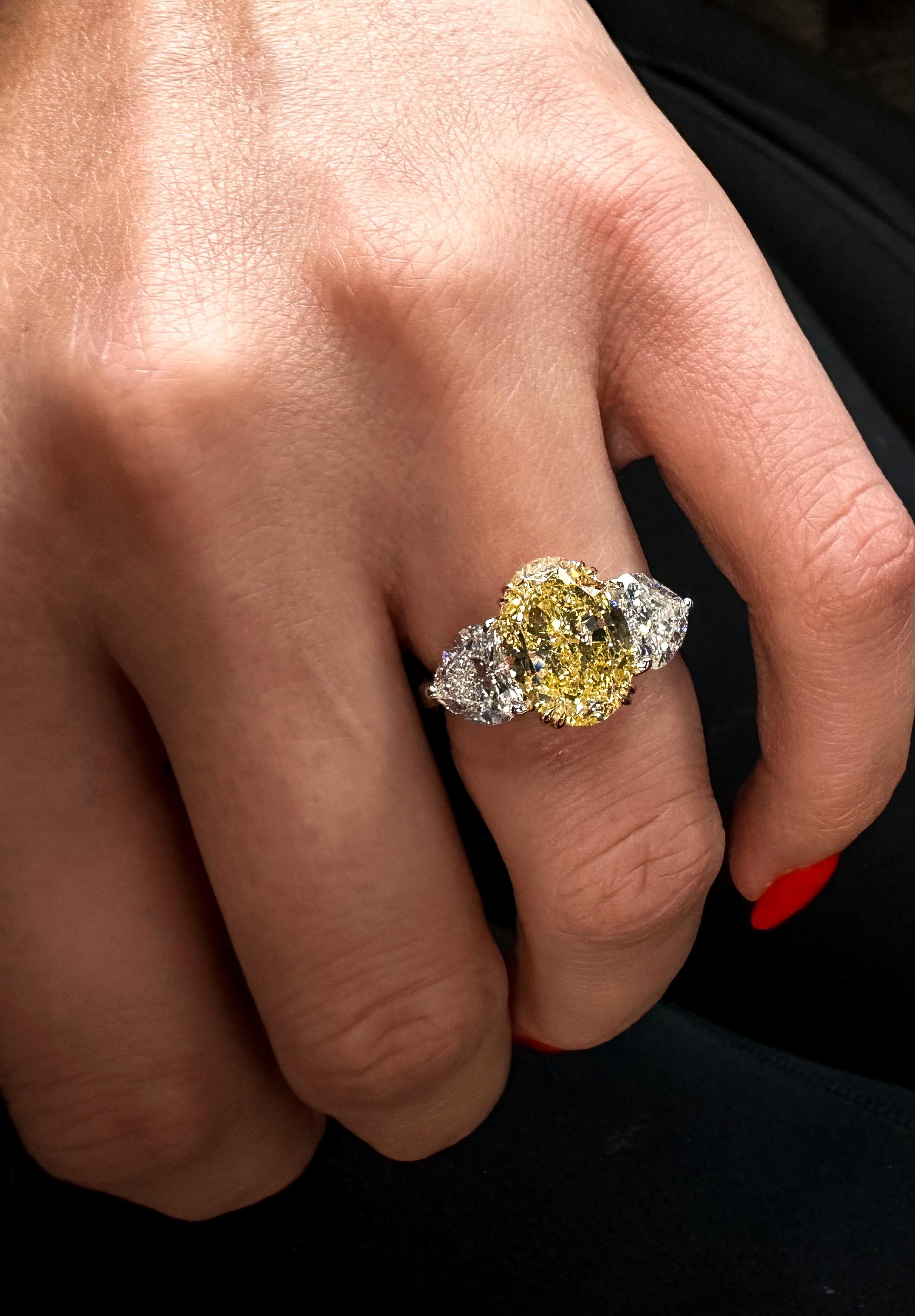 Bague de fiançailles à trois pierres en diamant de 4,09 carats, taille ovale, de couleur jaune fantaisie Pour femmes en vente