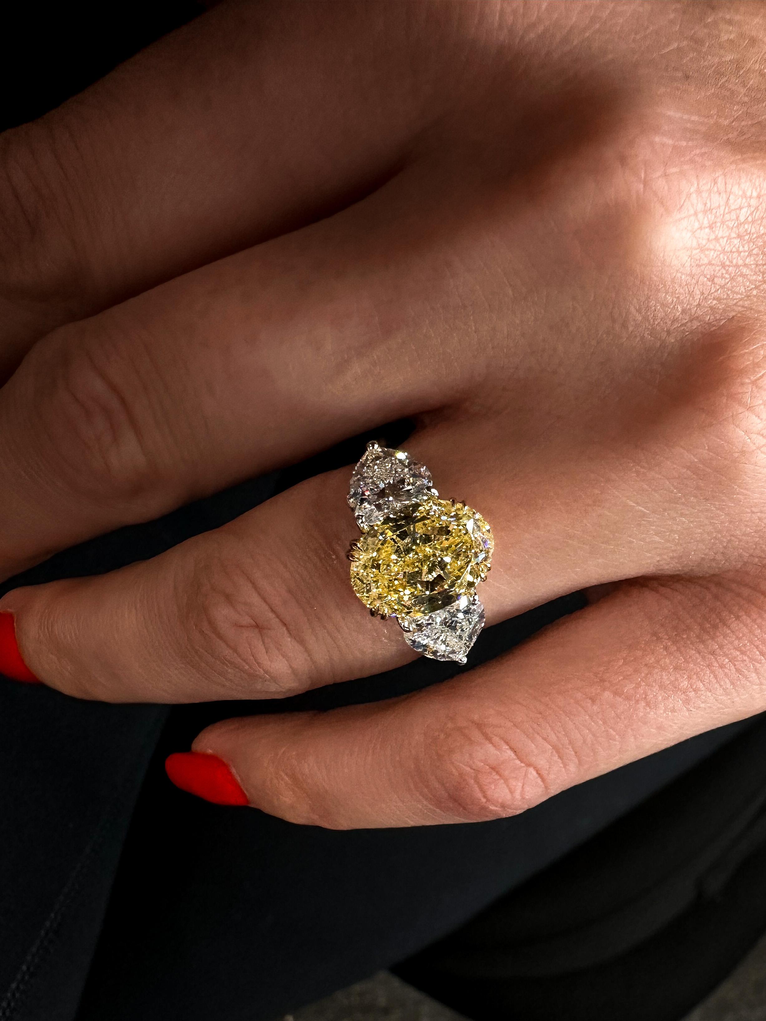 Bague de fiançailles à trois pierres en diamant de 4,09 carats, taille ovale, de couleur jaune fantaisie en vente 1