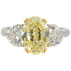 Bague de fiançailles à trois pierres en diamant de 4,09 carats, taille ovale, de couleur jaune fantaisie