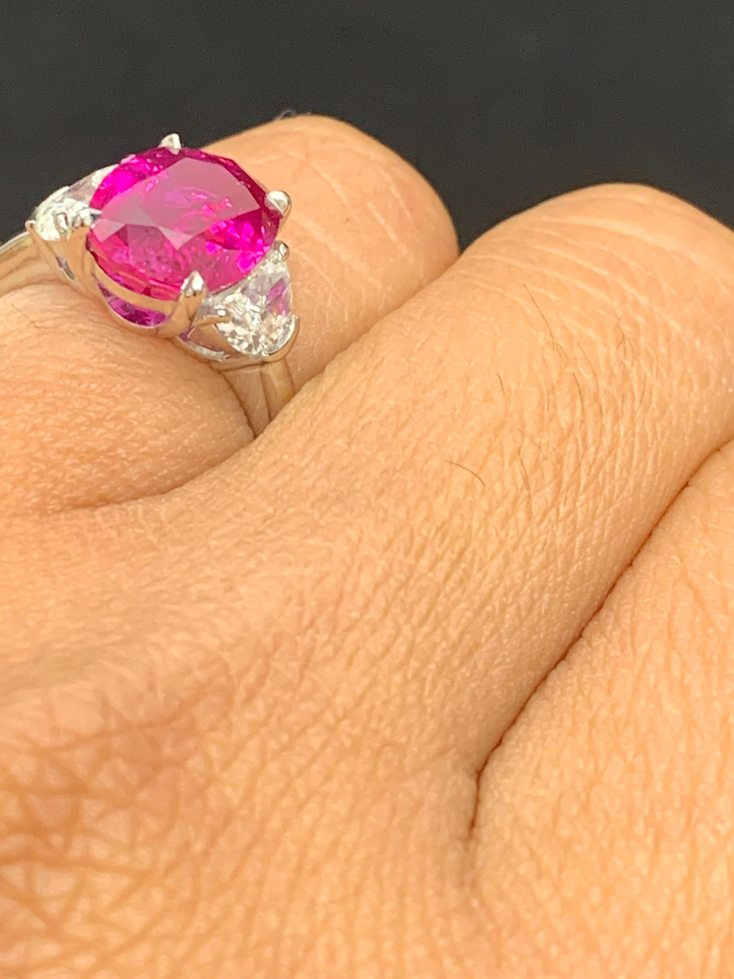 Bague de fiançailles à trois pierres en platine avec rubis de taille ovale de 4,09 carats et diamants en vente 4