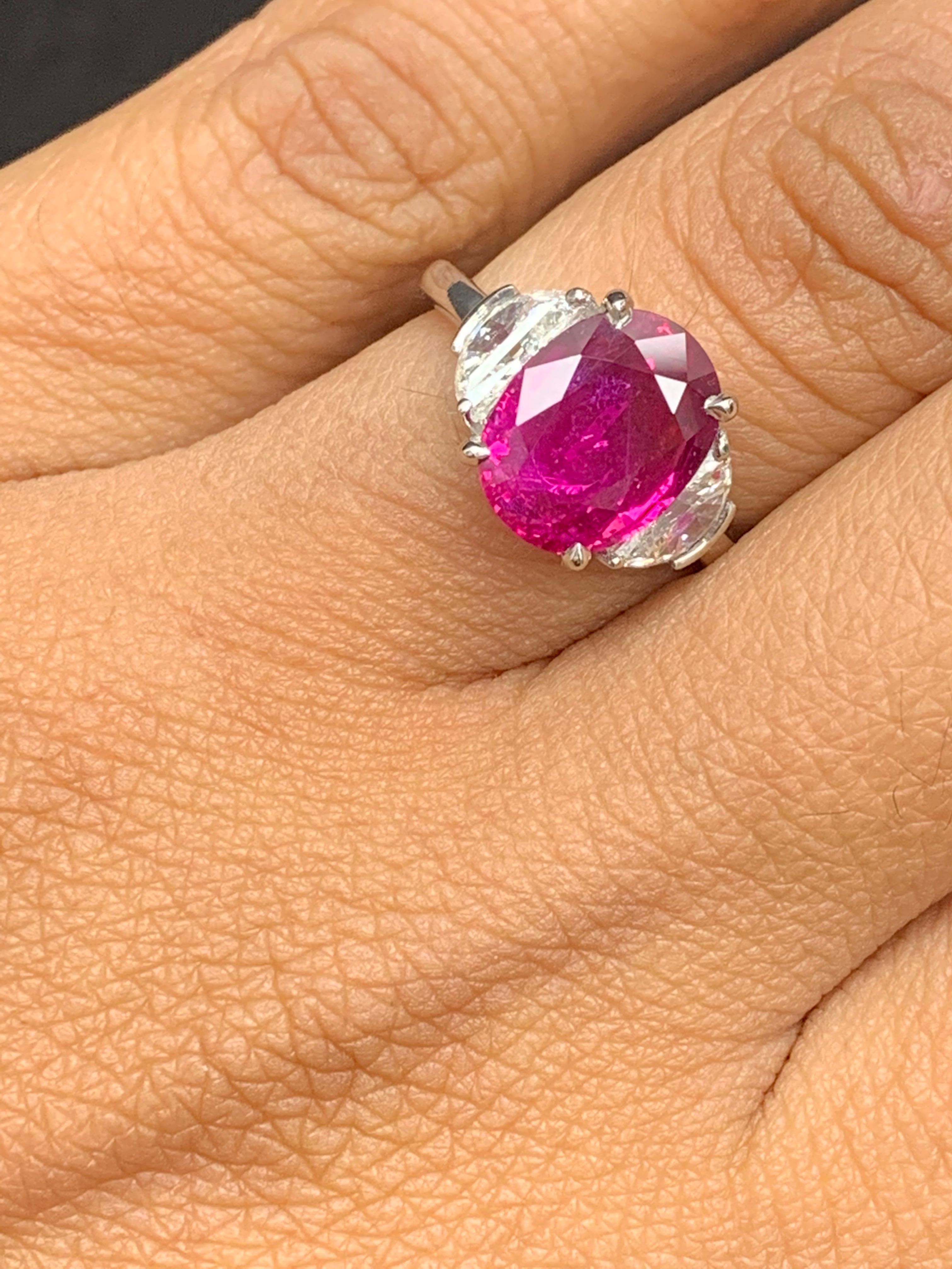 Bague de fiançailles à trois pierres en platine avec rubis de taille ovale de 4,09 carats et diamants en vente 5