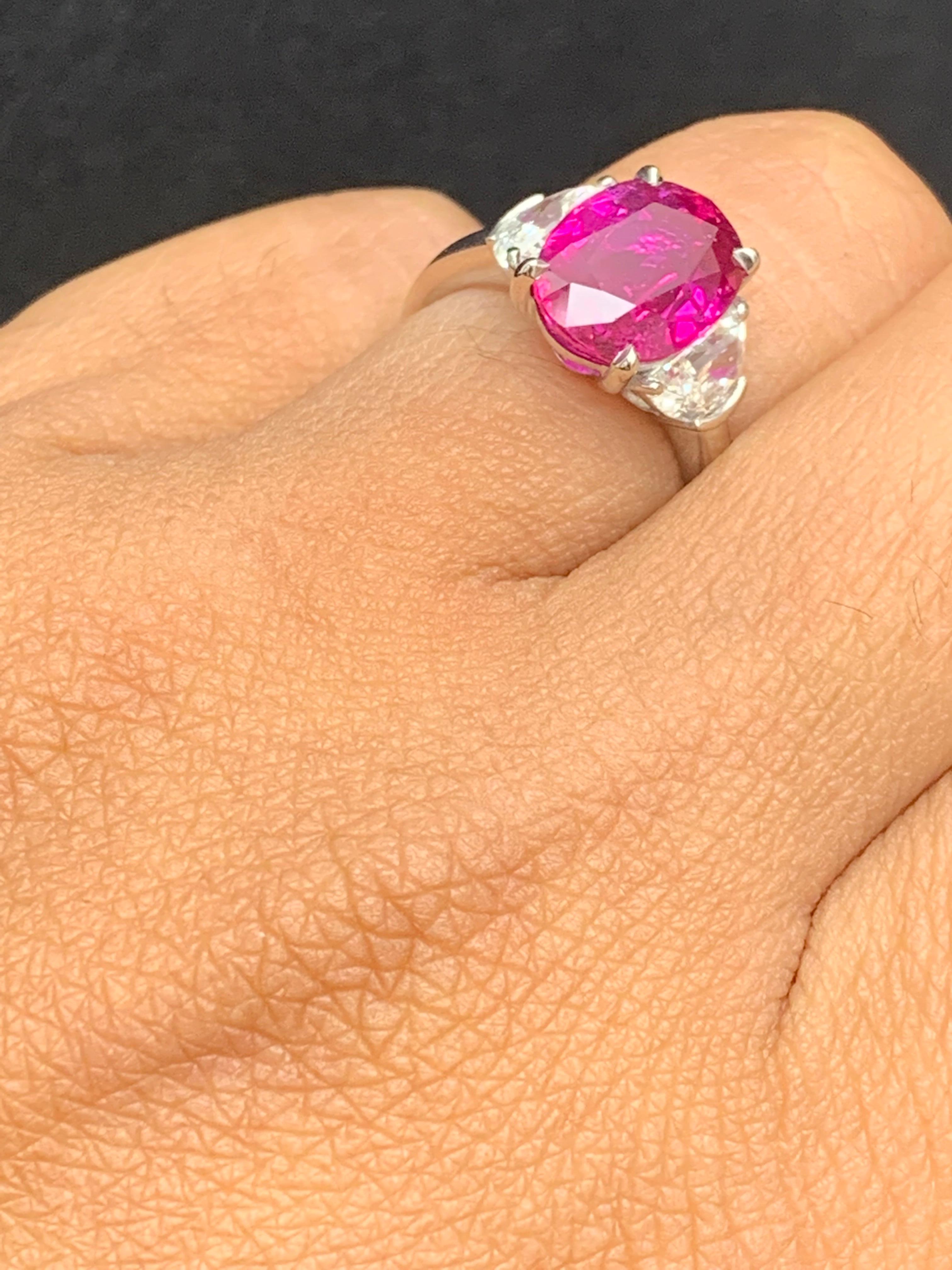 Bague de fiançailles à trois pierres en platine avec rubis de taille ovale de 4,09 carats et diamants en vente 6