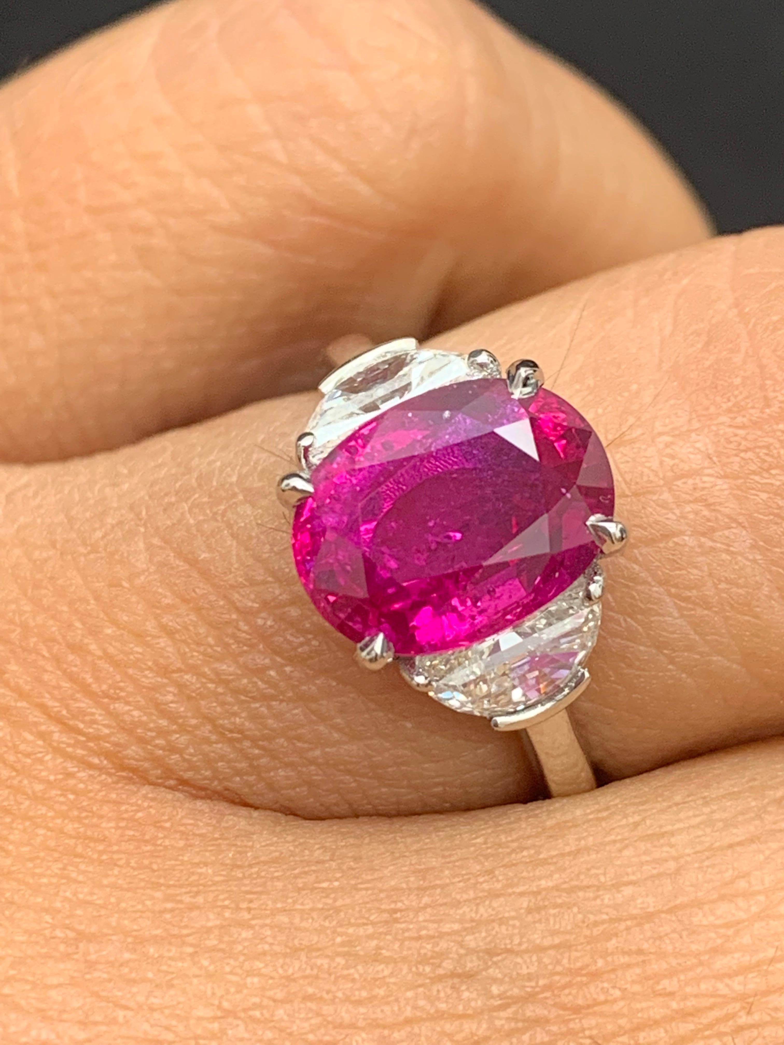 Bague de fiançailles à trois pierres en platine avec rubis de taille ovale de 4,09 carats et diamants en vente 7