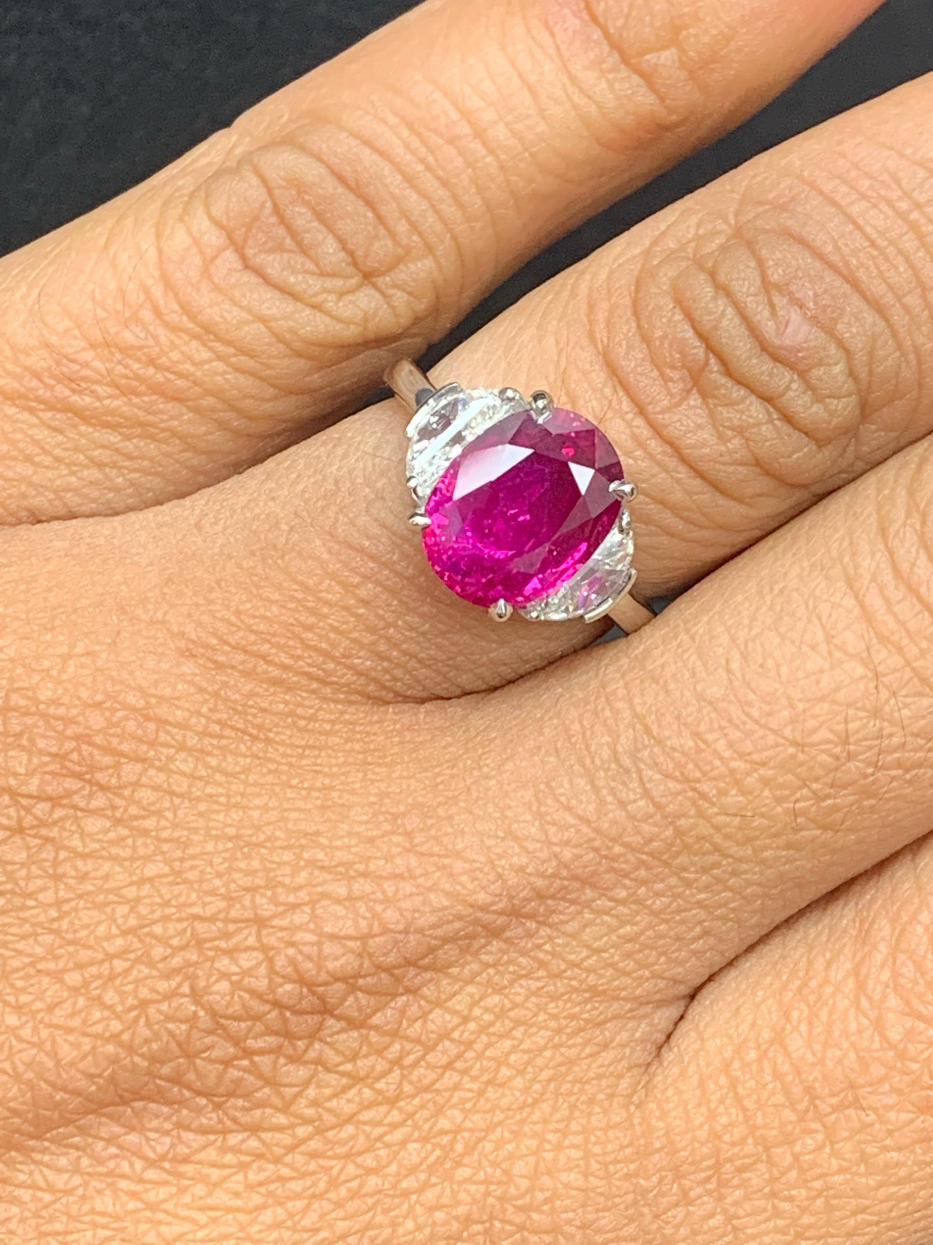 Bague de fiançailles à trois pierres en platine avec rubis de taille ovale de 4,09 carats et diamants en vente 8