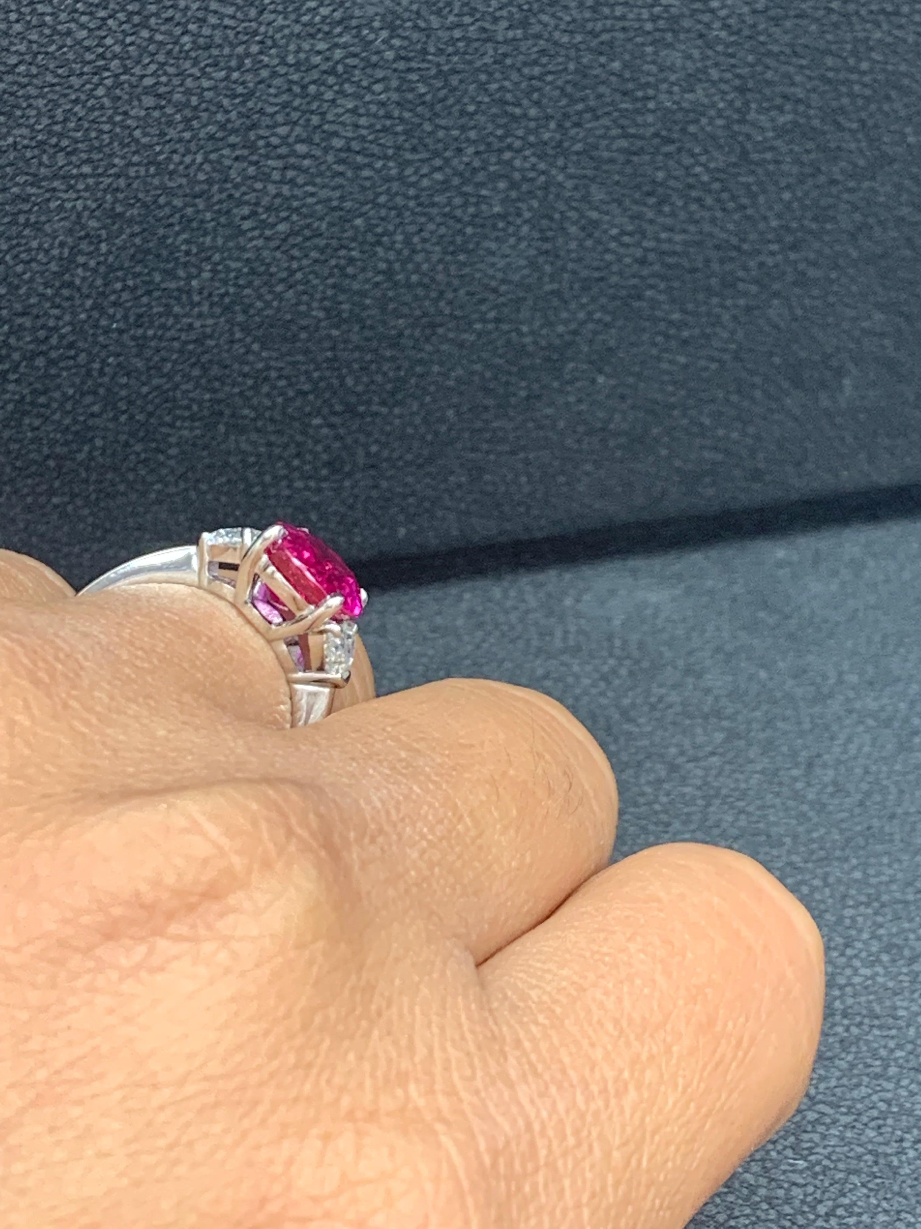 Bague de fiançailles à trois pierres en platine avec rubis de taille ovale de 4,09 carats et diamants en vente 9