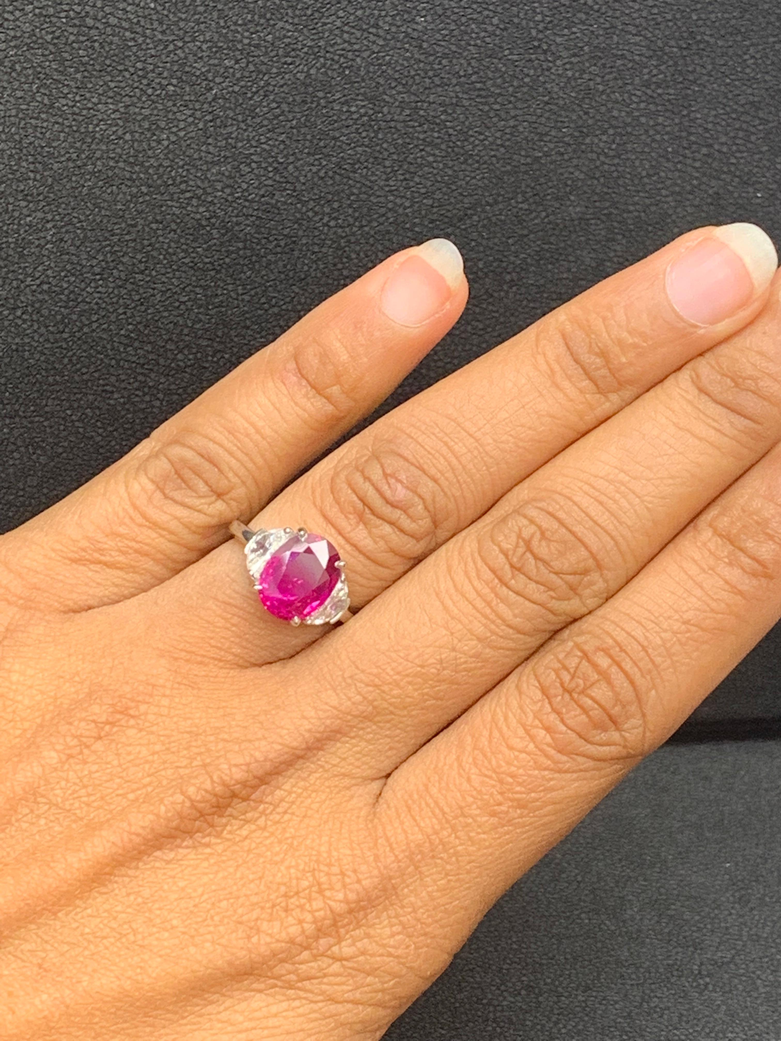 Bague de fiançailles à trois pierres en platine avec rubis de taille ovale de 4,09 carats et diamants en vente 10