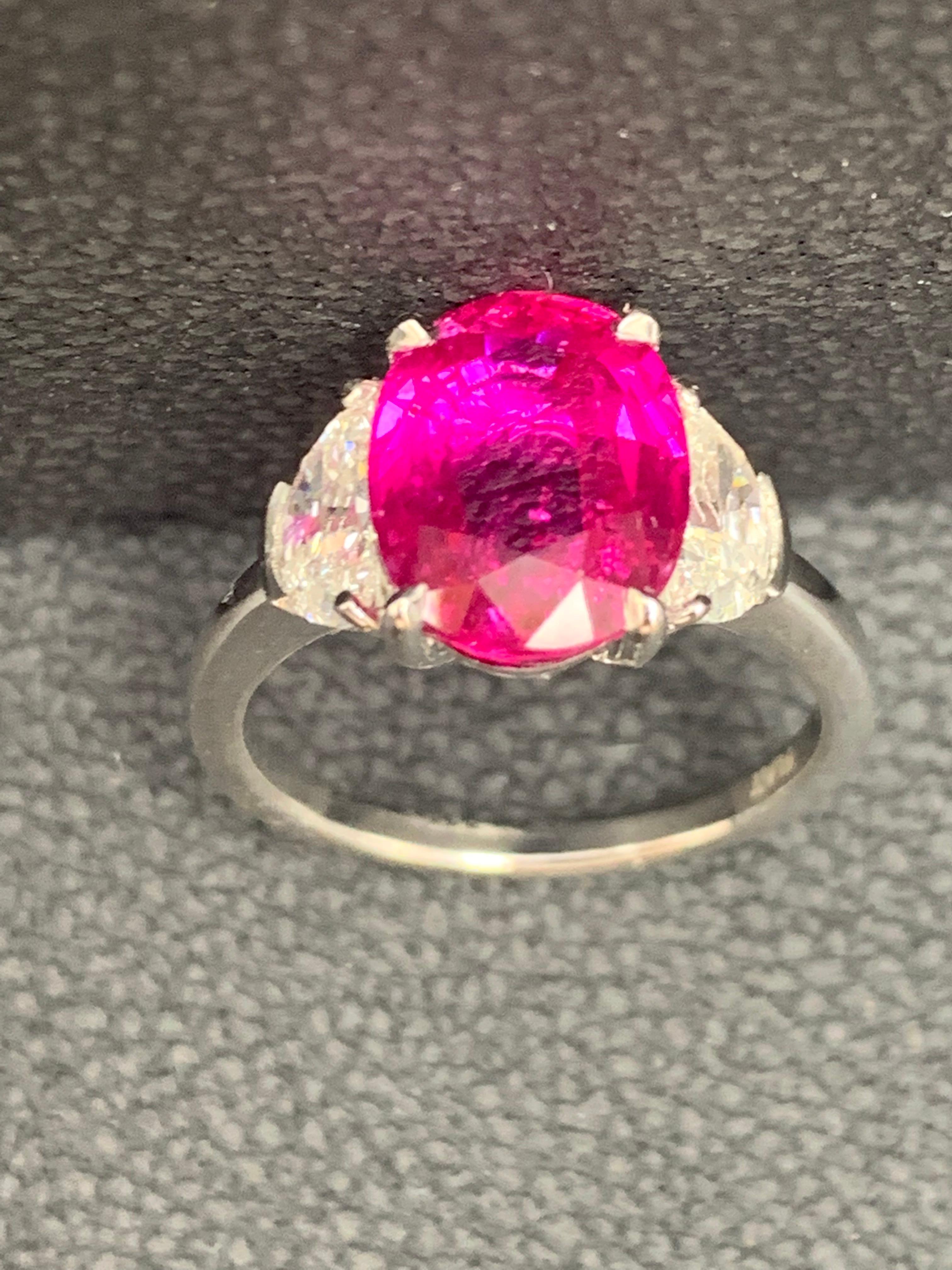 Bague de fiançailles à trois pierres en platine avec rubis de taille ovale de 4,09 carats et diamants en vente 12