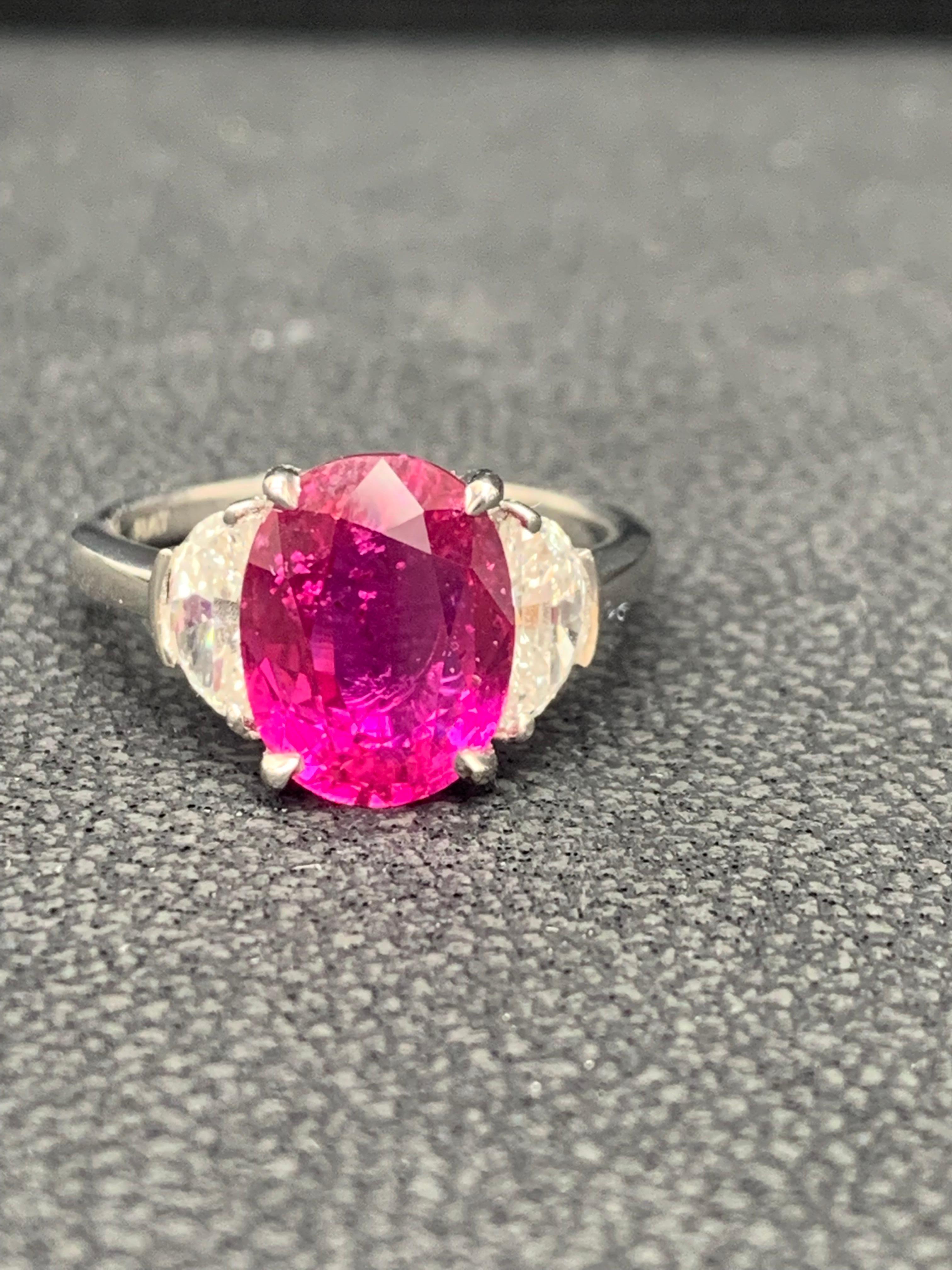 Bague de fiançailles à trois pierres en platine avec rubis de taille ovale de 4,09 carats et diamants en vente 13