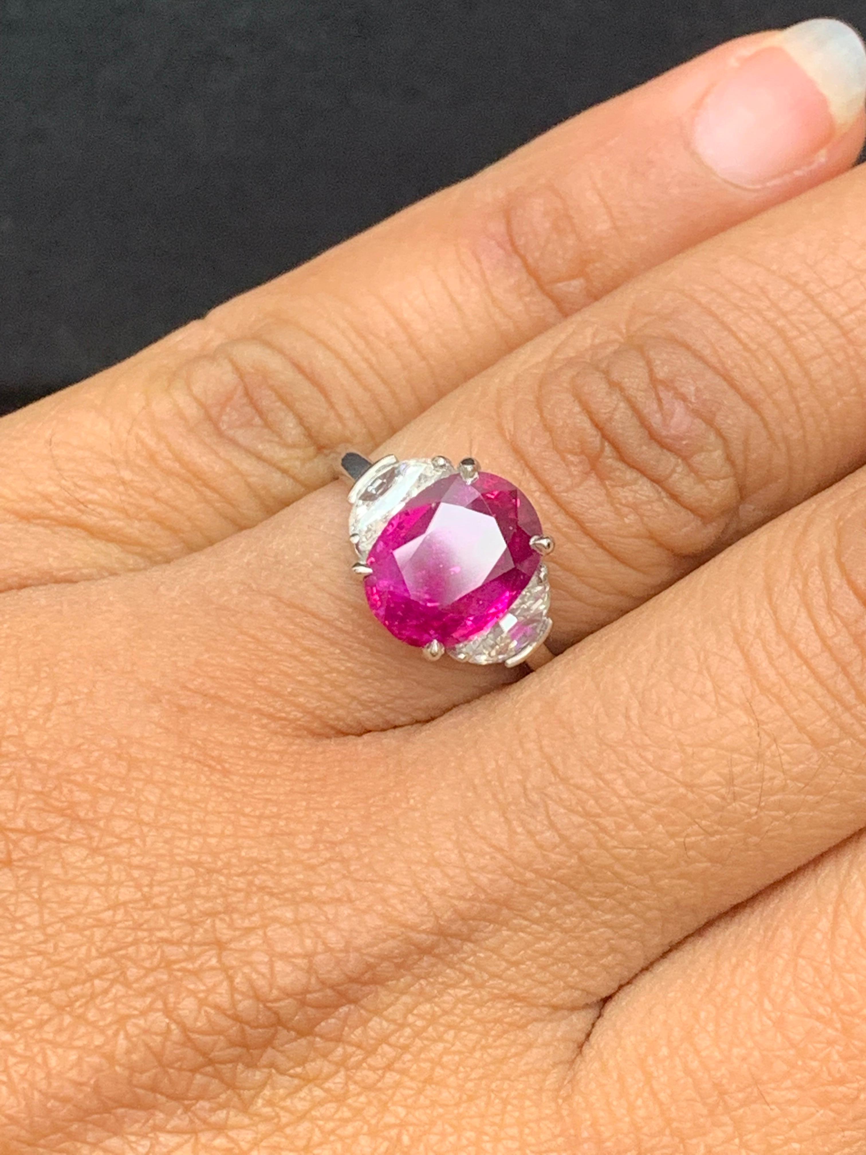 Montre un rubis de taille ovale pesant 4.09 carats, flanqué de deux diamants brillants demi-lune de qualité F-VS1 pesant 0.76 carats au total. Élégamment serti dans une composition de platine polie.