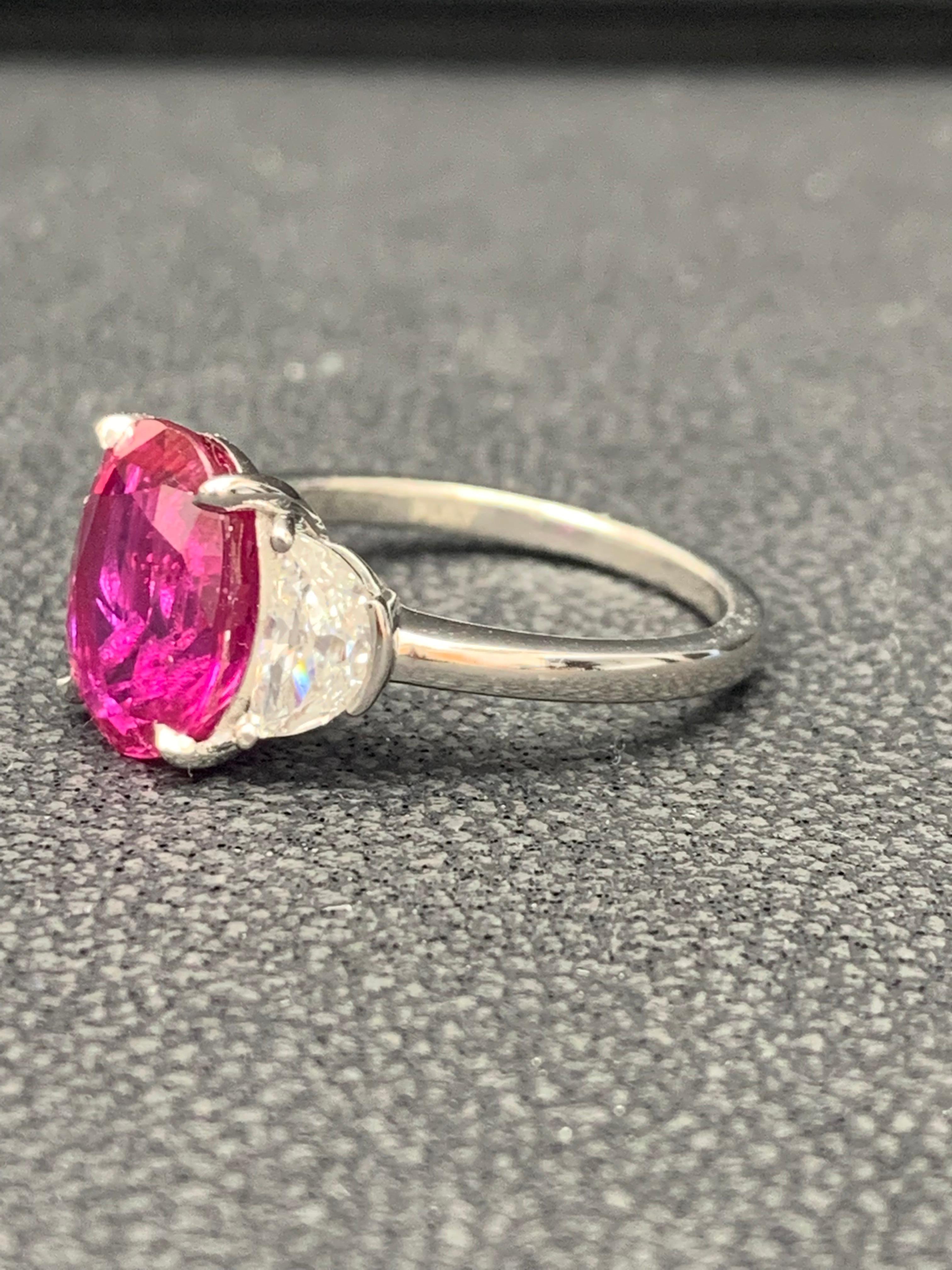 Bague de fiançailles à trois pierres en platine avec rubis de taille ovale de 4,09 carats et diamants en vente 14