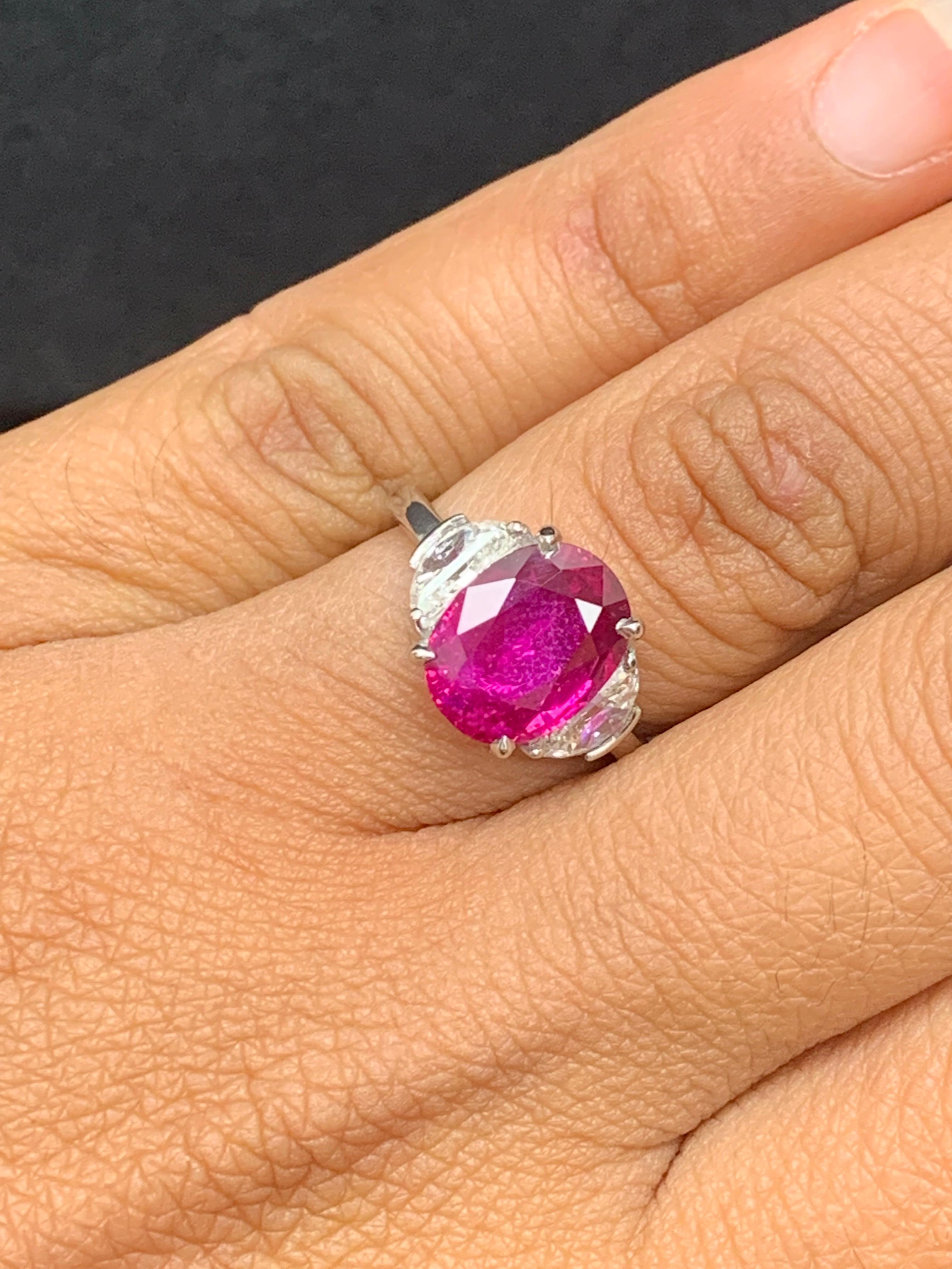 Moderne Bague de fiançailles à trois pierres en platine avec rubis de taille ovale de 4,09 carats et diamants en vente