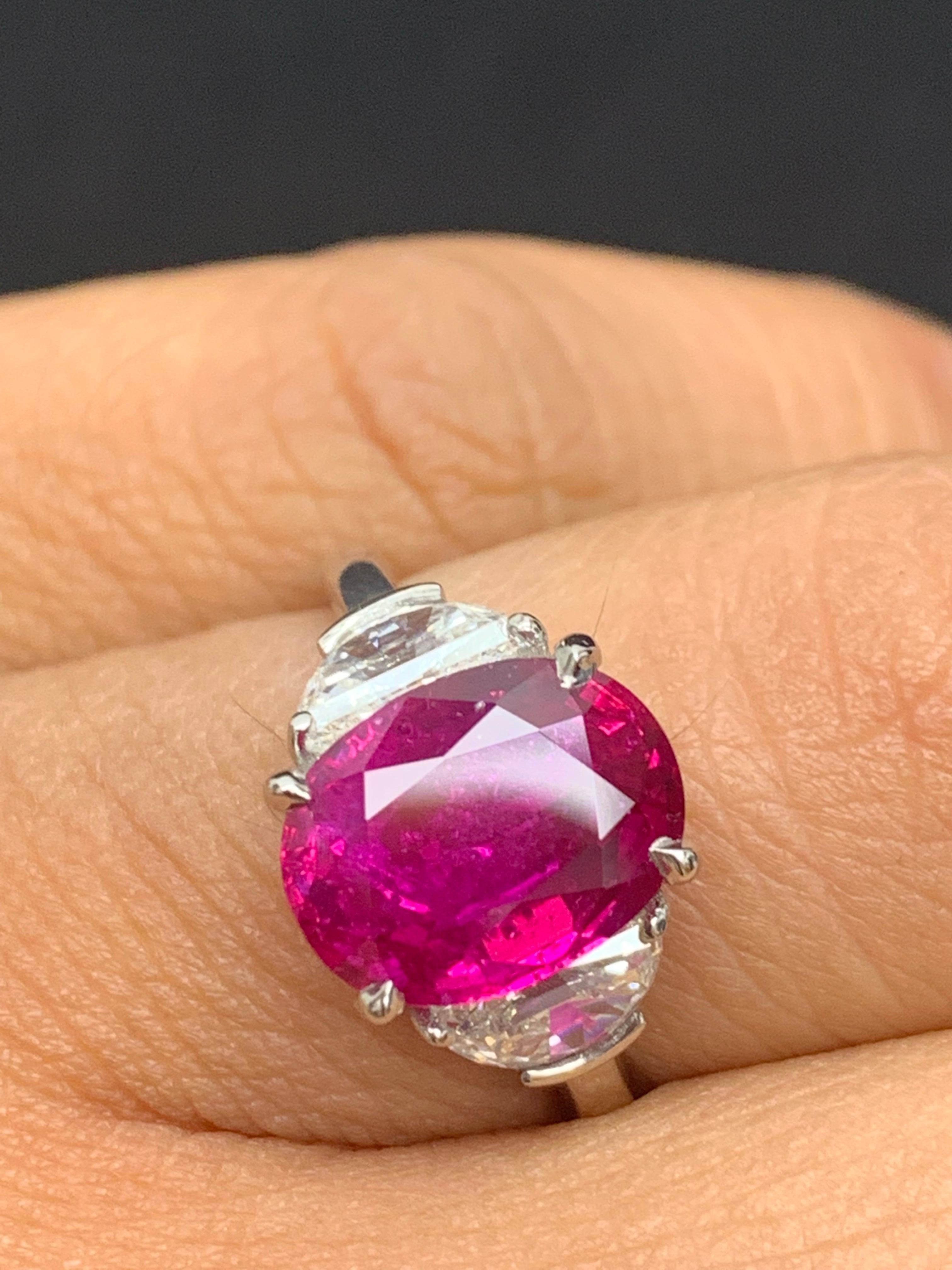 Taille ovale Bague de fiançailles à trois pierres en platine avec rubis de taille ovale de 4,09 carats et diamants en vente