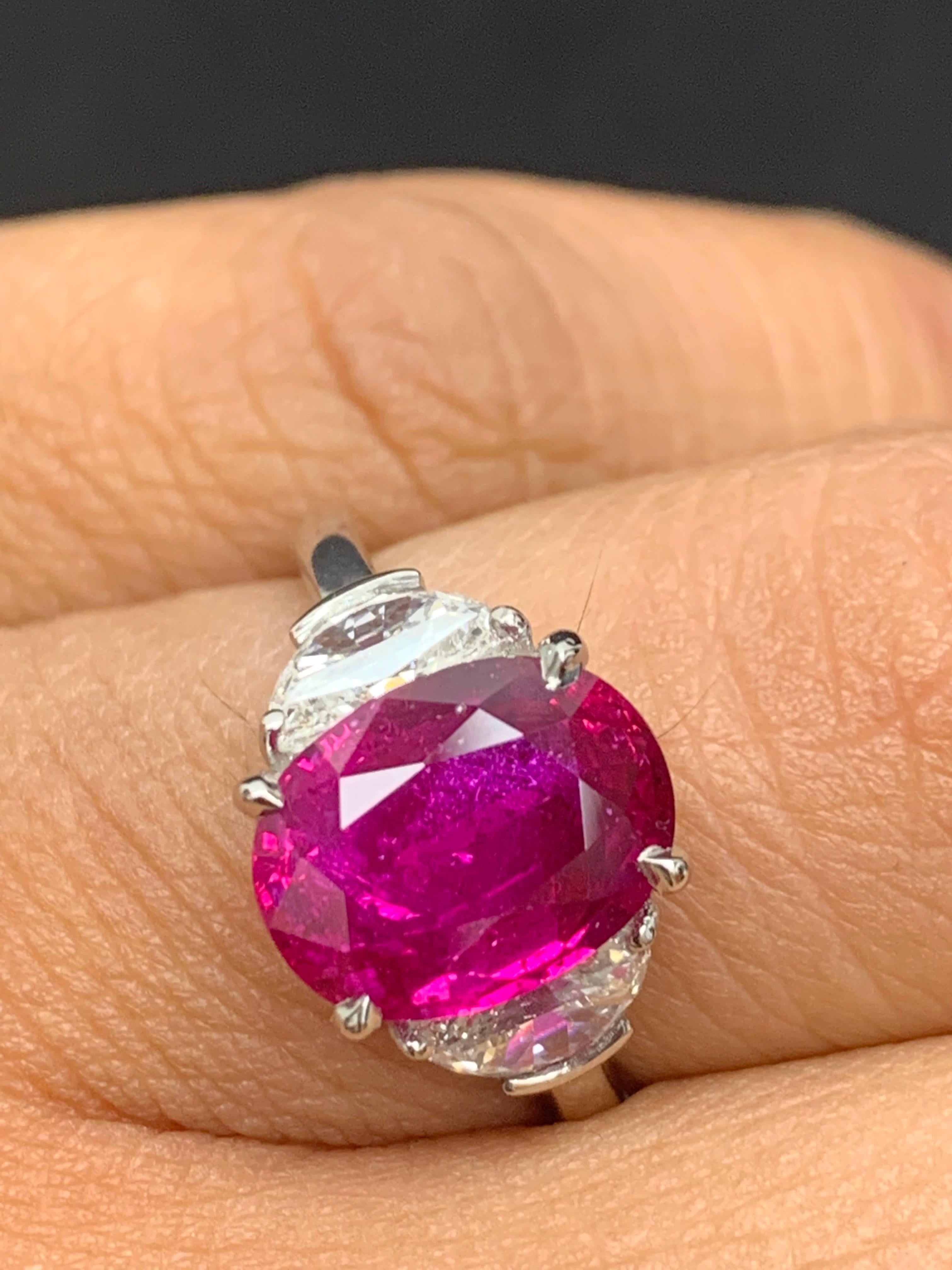 Bague de fiançailles à trois pierres en platine avec rubis de taille ovale de 4,09 carats et diamants Neuf - En vente à NEW YORK, NY