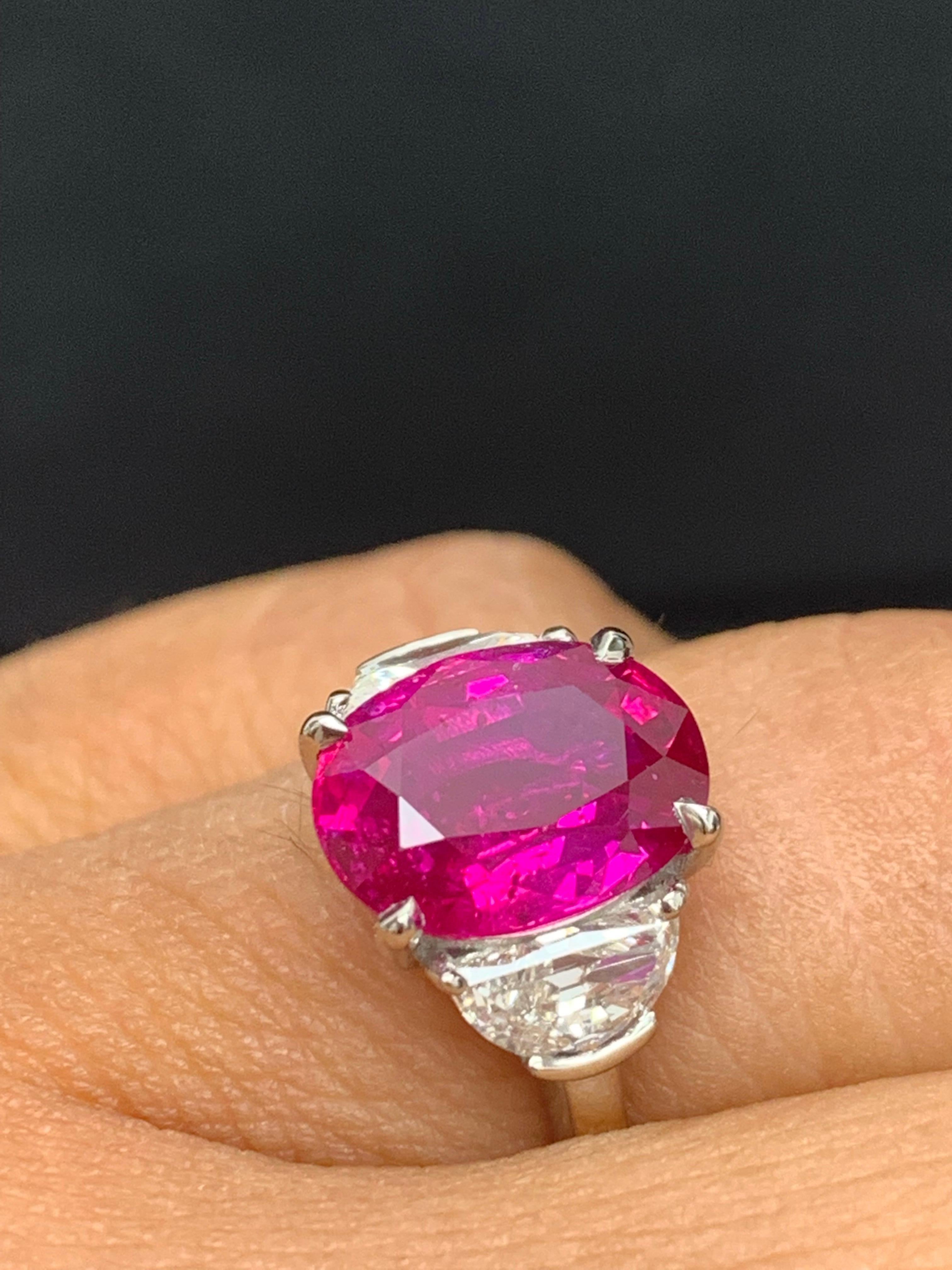 Bague de fiançailles à trois pierres en platine avec rubis de taille ovale de 4,09 carats et diamants Pour femmes en vente