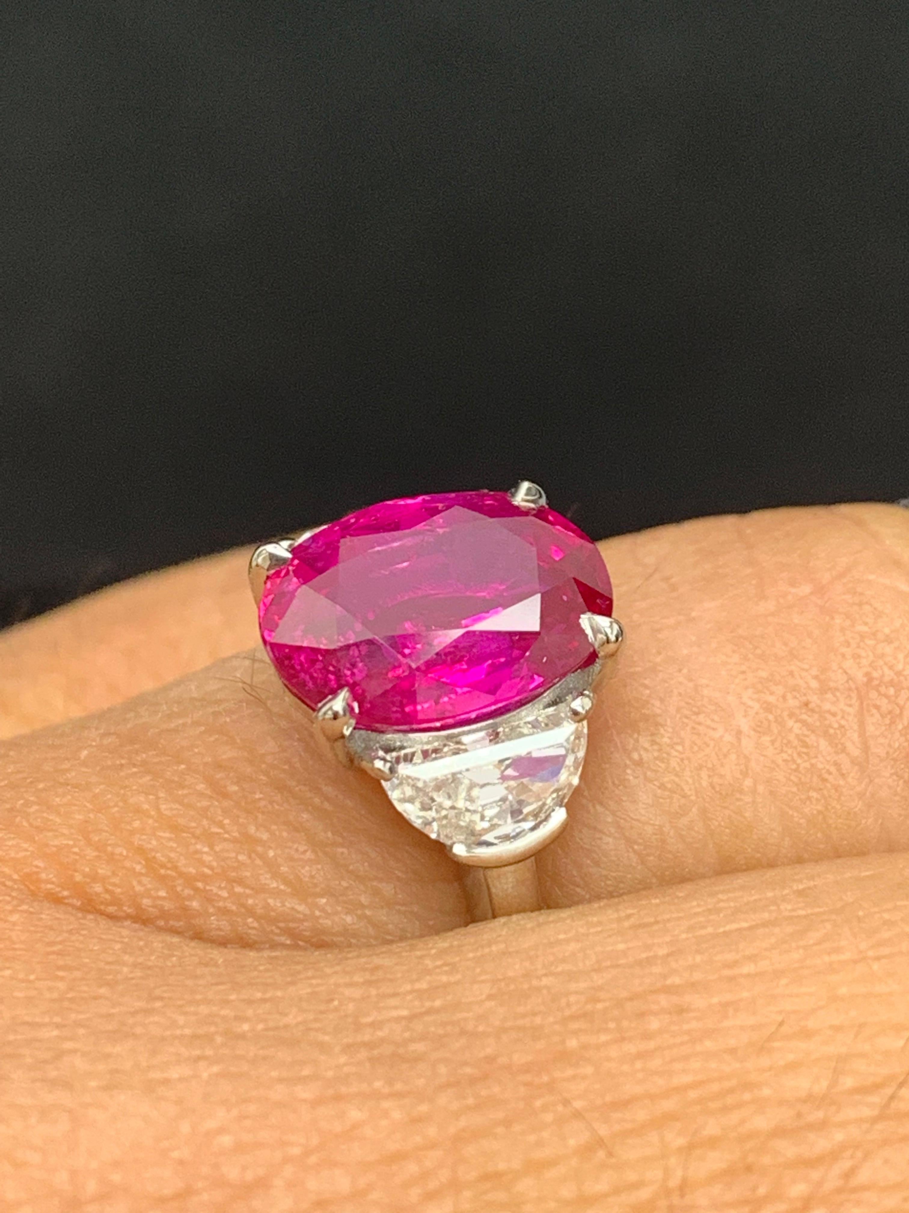 Bague de fiançailles à trois pierres en platine avec rubis de taille ovale de 4,09 carats et diamants en vente 1