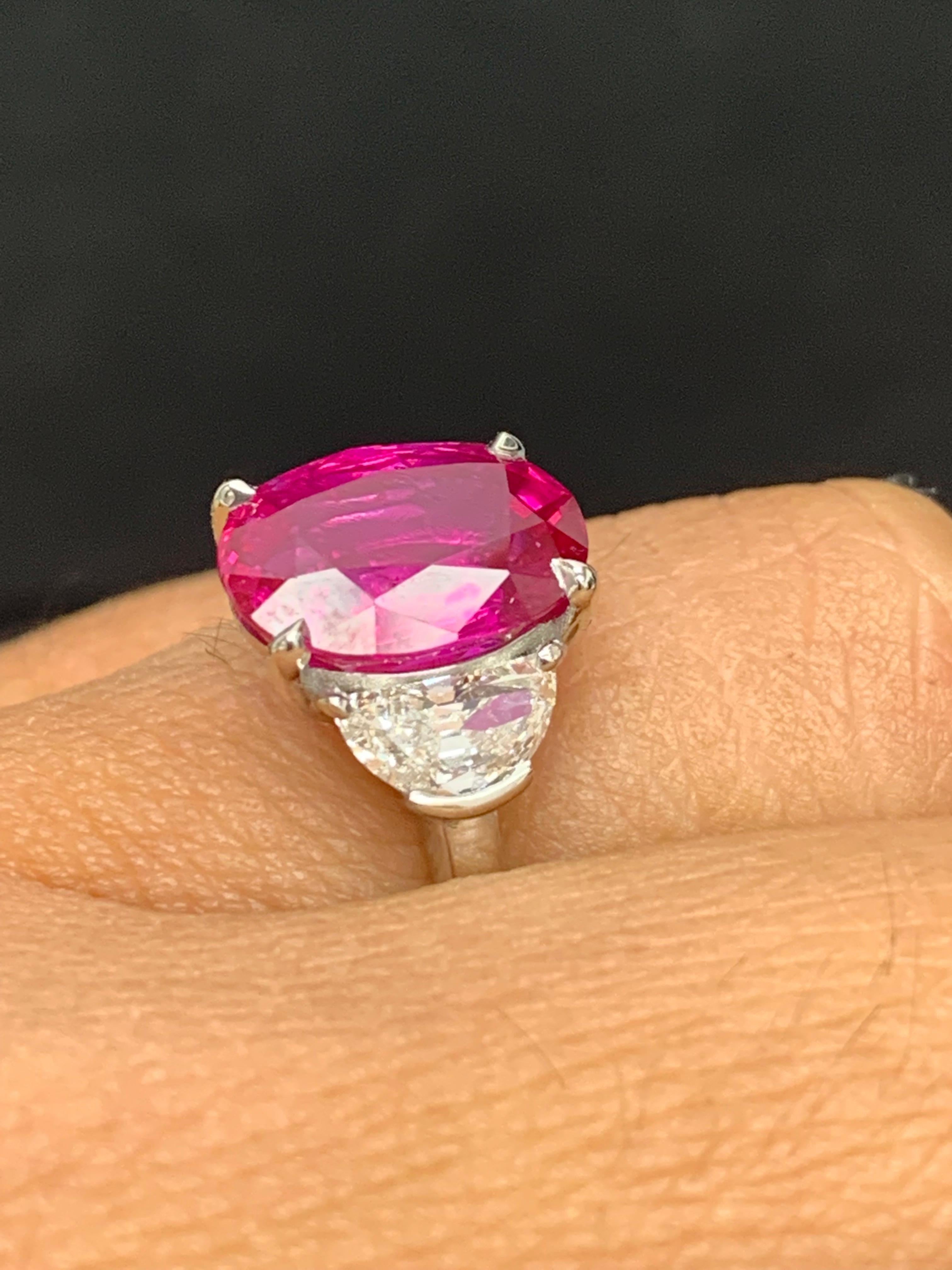 Bague de fiançailles à trois pierres en platine avec rubis de taille ovale de 4,09 carats et diamants en vente 2