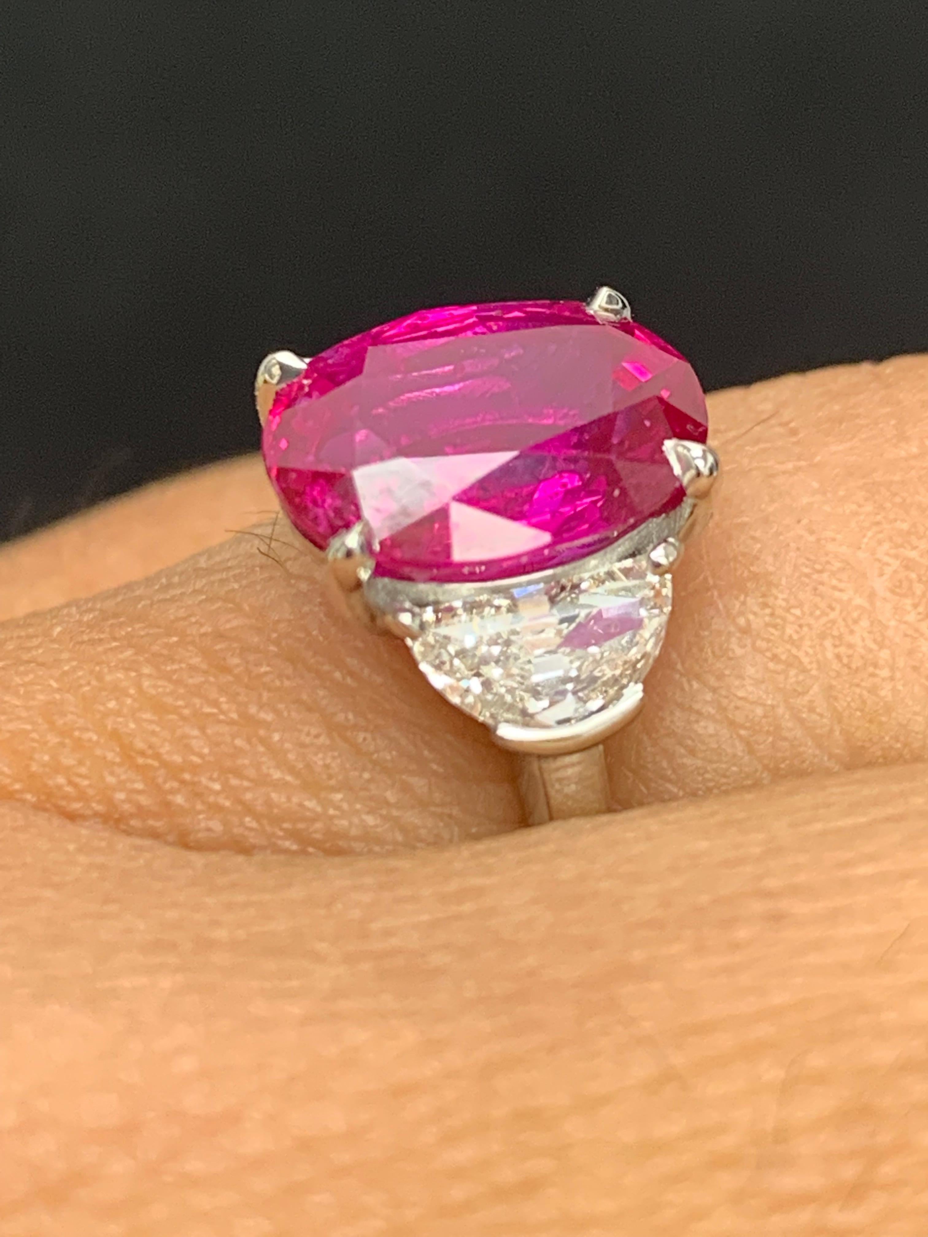 Bague de fiançailles à trois pierres en platine avec rubis de taille ovale de 4,09 carats et diamants en vente 3