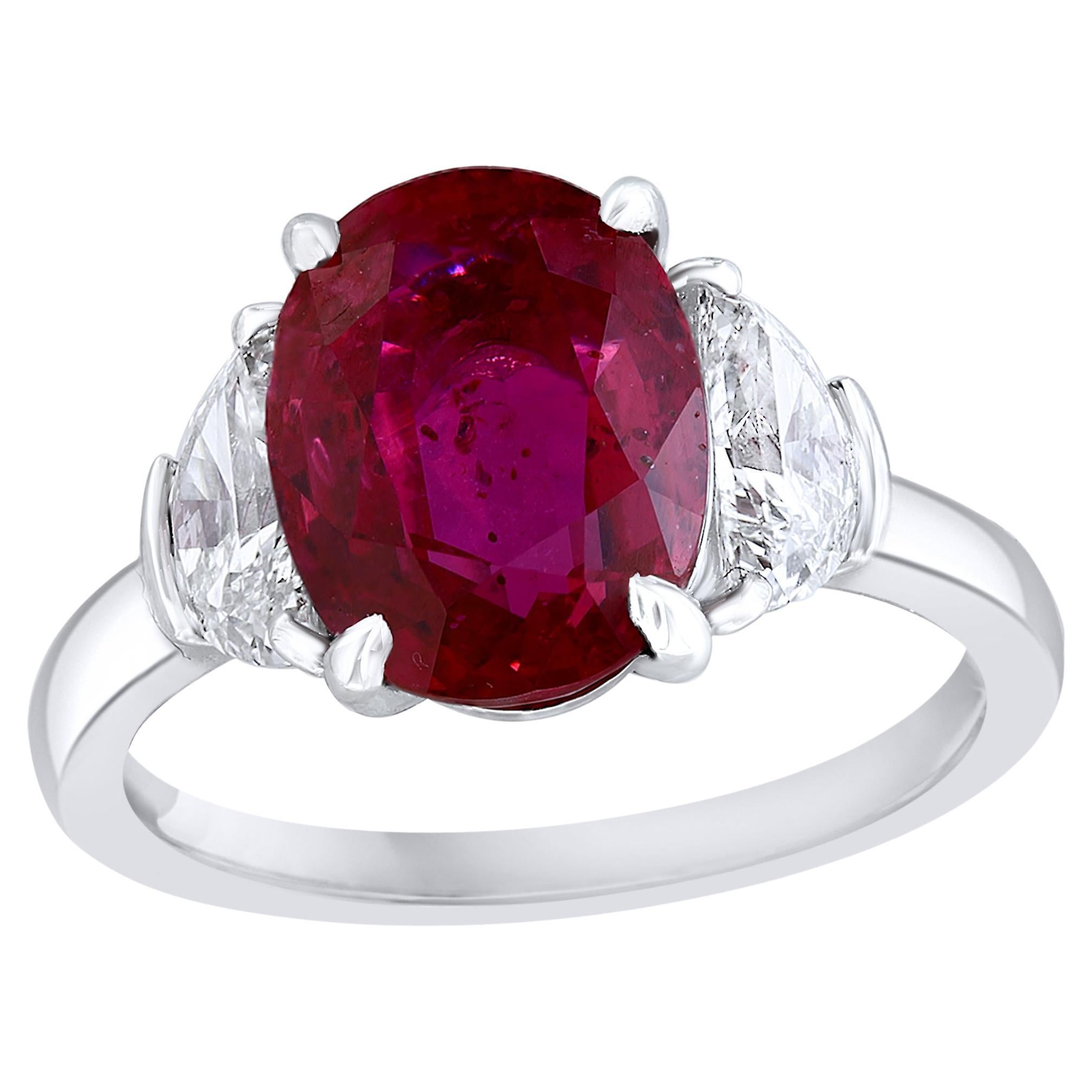 Bague de fiançailles à trois pierres en platine avec rubis de taille ovale de 4,09 carats et diamants