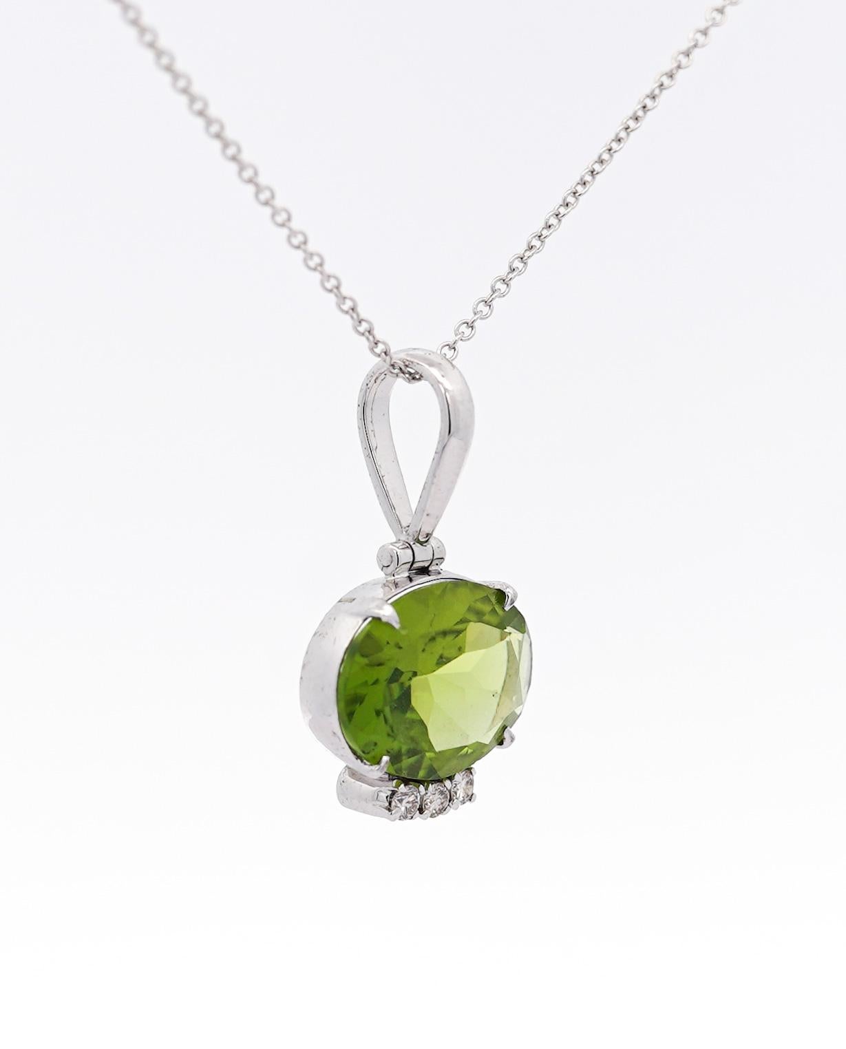 Modern 4.09 Carat Peridot Pendant Necklace in 18K White Gold Cable Chain For Sale